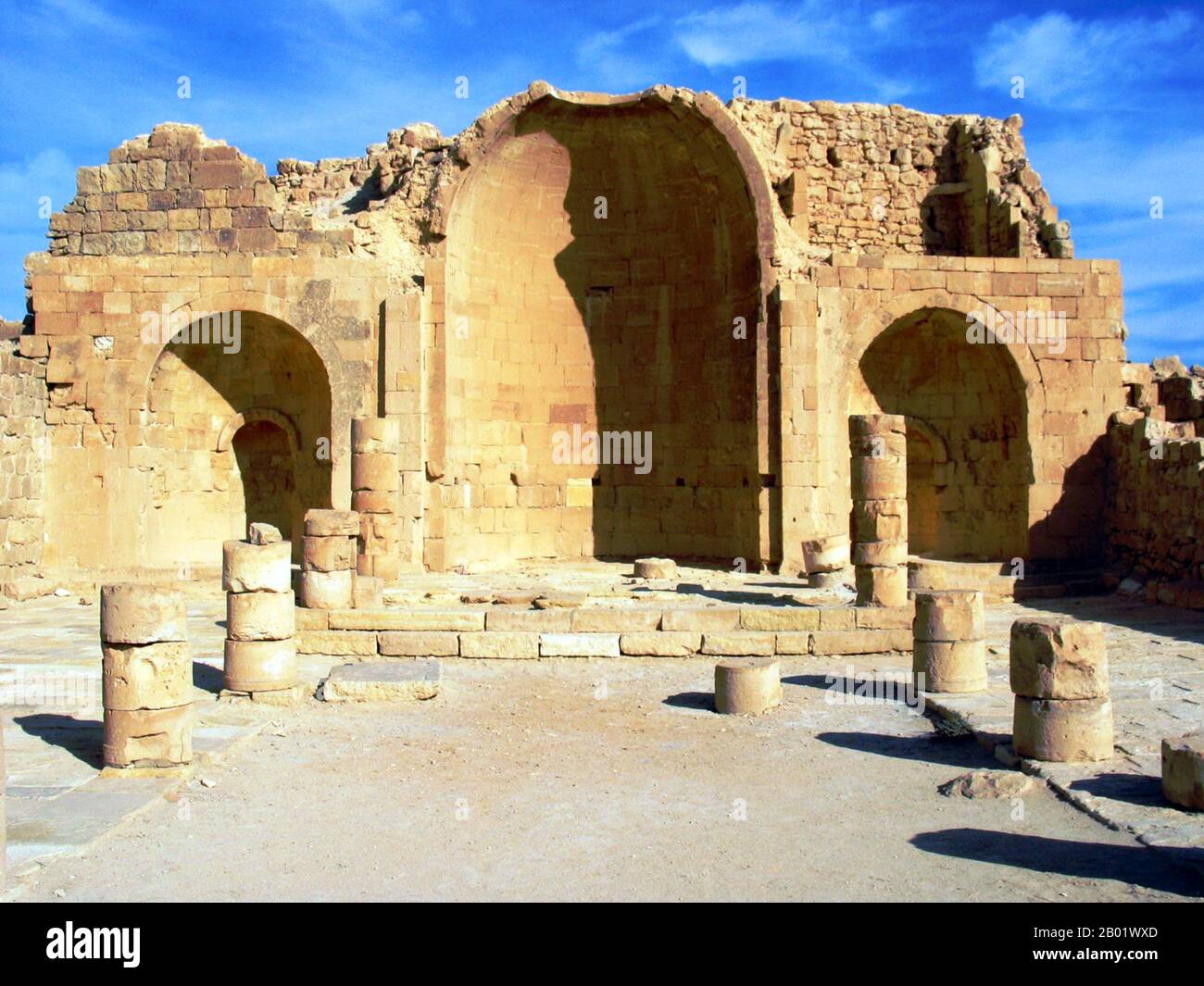 Israël : les ruines d'une église dans la ville ruinée de Shivta dans le désert du Néguev le long de l'ancienne route de l'encens. Photo ester Inbar (licence CC BY-sa 3,0). Shivta est une ancienne ville dans le désert du Néguev en Israël, à l'est de Nitzana. Shivta a été déclarée site du patrimoine mondial de l'UNESCO en juin 2005. Longtemps considérée comme une ville nabatéenne classique sur l'ancienne route des épices, les archéologues envisagent également la possibilité que Shivta soit une colonie agricole byzantine et une station de passage pour les pèlerins en route vers le monastère Sainte Catherine dans le Sinaï. Banque D'Images