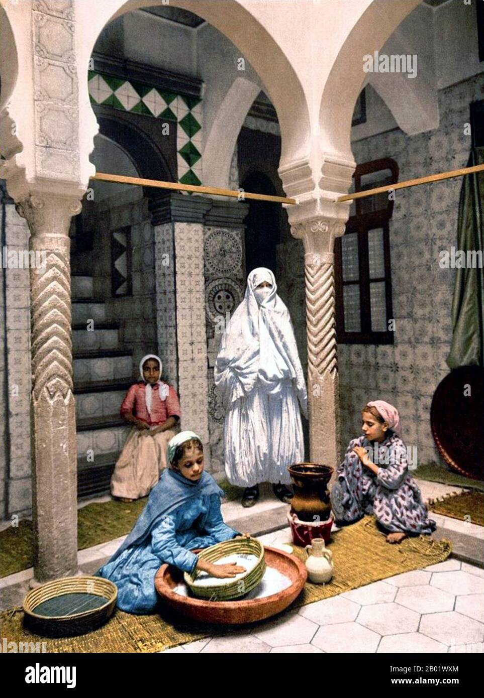 Algérie : 'femmes Maures' (femmes mauresques), femmes préparant du couscous dans une cour d'Alger. Photographie de Luce Ben Aben, 1899. L'histoire d'Alger de 1815 à 1962 est liée à l'histoire plus large de l'Algérie et de ses relations avec la France. Le 4 juillet 1830, sous prétexte d'un affront au consul français - que le dey avait frappé avec un fouet à mouche lorsque le consul déclarait que le gouvernement français n'était pas prêt à payer ses dettes importantes à deux marchands algériens - une armée française dirigée par le général de Bourmont attaqua la ville lors de l'invasion d'Alger en 1830. Banque D'Images