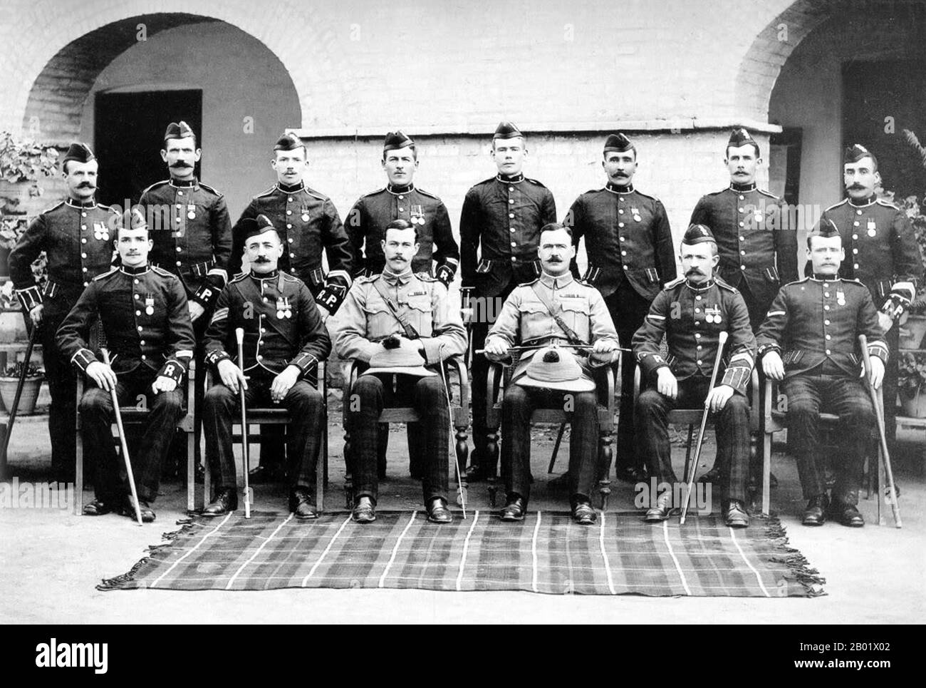 Pakistan/Inde : un groupe de police régimentaire Black Watch, Peshawar (alors partie de l'Inde britannique), 1907. Rangée avant 2e de gauche à 2e de droite : Sergent Machray, capitaine et adjudant L'honorable M.C.A. Drummond, Sergent-major Anderson, Caporal Findlay. Avant le 28 mars 2006, le Black Watch était un régiment d'infanterie : le Black Watch (Royal Highland Regiment) de 1931 à 2006, et le Black Watch (Royal Highlanders) de 1881 à 1931. Faisant partie de la division écossaise, il est le régiment supérieur des Highlanders. Banque D'Images
