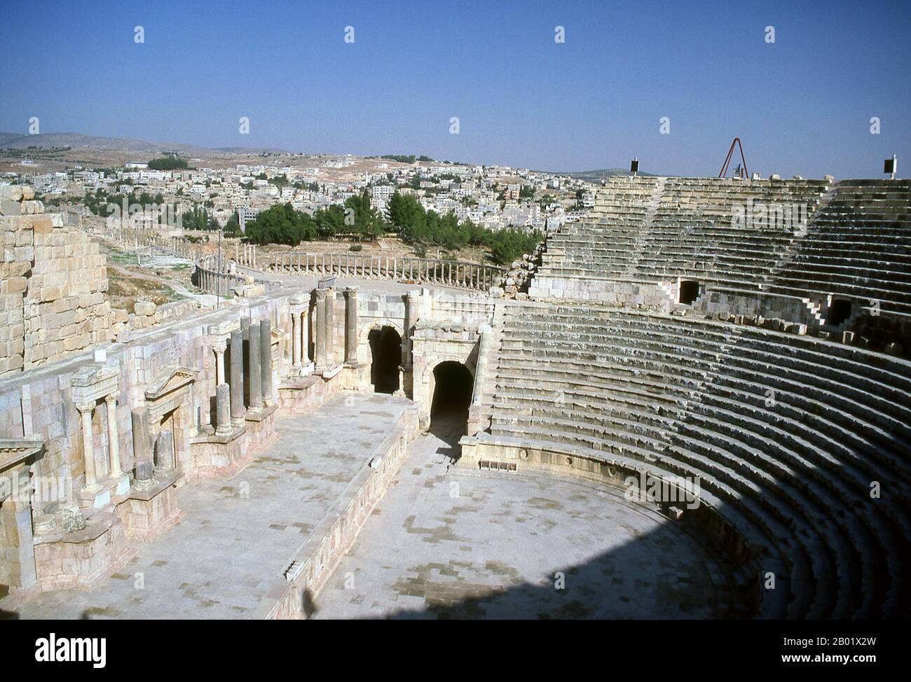 Jordanie : le Théâtre du Sud dans l'ancienne ville gréco-romaine de Jerash. Jerash est le site des ruines de la ville gréco-romaine de Gerasa, également appelée Antioche sur le fleuve d'Or. Jerash est considérée comme l'une des villes romaines les plus importantes et les mieux préservées du proche-Orient. C'était une ville de la Décapole. Des fouilles récentes montrent que Jerash était déjà habité pendant l'âge du bronze (3200-1200 av. J.-C.). Après la conquête romaine en 63 av. J.-C., Jerash et les terres qui l'entourent ont été annexées par la province romaine de Syrie, et ont rejoint plus tard les villes de la Décapole. Banque D'Images