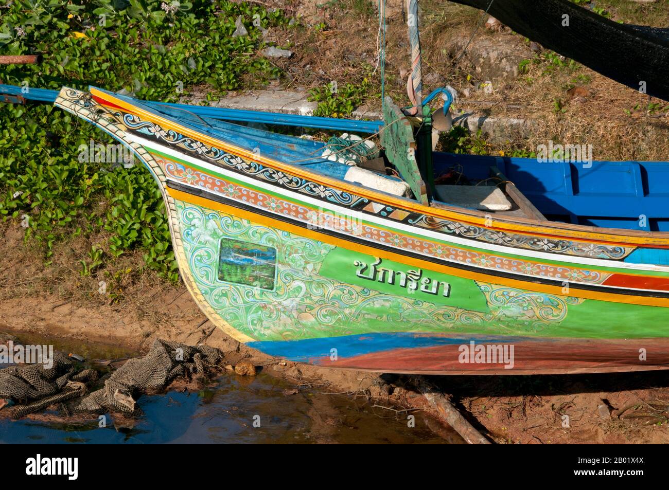 Le long principalement de la côte est de la Thaïlande péninsulaire, de Ko Samui vers le sud, des bateaux de pêche colorés et peints ont été construits et décorés par des pêcheurs musulmans depuis des centaines d'années. Les meilleurs exemples de cette industrie en déclin sont ceux du quartier Saiburi, province de Pattani. À l'origine des voiliers, les korlae sont désormais équipés de moteurs de pêcheurs locaux. Parmi les personnages communément représentés sur les motifs superbement détaillés de la coque sont le lion singha, l'oiseau corné gagasura, le serpent de mer payanak, et l'oiseau garuda qui est à la fois le symbole du Royaume thaïlandais et le mythique Banque D'Images