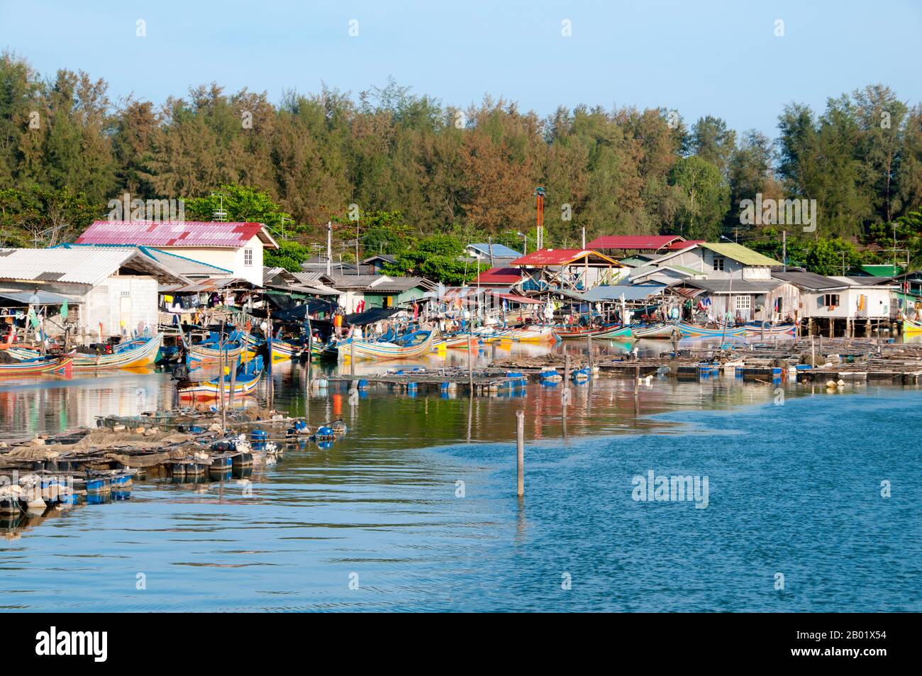 Thaïlande : village de pêcheurs et fermes piscicoles, Narathiwat, sud de la Thaïlande. Narathiwat est l’un des rares points où les mondes thaïlandais et malais se rencontrent et se mêlent à celui des Chinois d’outre-mer. Cela a abouti à un système social intrigamment complexe, où les bouddhistes thaïlandais contrôlent la bureaucratie, les Chinois de souche gèrent l'économie urbaine, et les musulmans malais cultivent la campagne et pêchent les mers. Narathiwat est une petite ville tranquille et isolée d'environ 40 000 habitants - l'une des plus petites capitales provinciales de Thaïlande - avec un caractère tout à fait propre. Banque D'Images