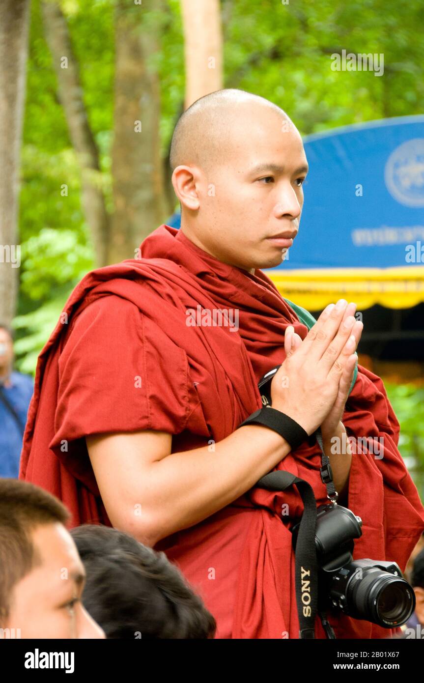 Thaïlande : Monk au pu SAE, ya SAE Festival, Tambon Mae Hia, Chiang mai, nord de la Thaïlande. Chaque fin mai ou juin, vers le début de la saison des pluies, deux rituels peu connus mais archaïques ont lieu dans les environs de Chiang mai, dans le nord de la Thaïlande. Ce sont les cérémonies liées pu SAE et ya SAE, qui sont censées être antérieures à l'introduction du bouddhisme dans le nord de la Thaïlande. Les traditions qu'ils englobent de la même manière précèdent la colonisation thaïlandaise et même mon dans la région, et sont associées aux Lawa. Banque D'Images