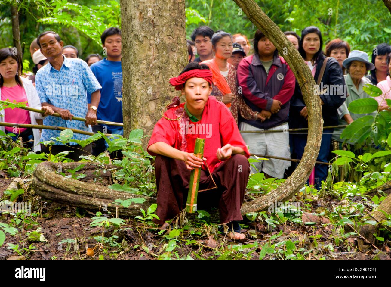 Thaïlande : le médium est saté, pu SAE, ya SAE Festival, Tambon Mae Hia, Chiang mai, Thaïlande du nord. Chaque fin mai ou juin, vers le début de la saison des pluies, deux rituels peu connus mais archaïques ont lieu dans les environs de Chiang mai, dans le nord de la Thaïlande. Ce sont les cérémonies liées pu SAE et ya SAE, qui sont censées être antérieures à l'introduction du bouddhisme dans le nord de la Thaïlande. Les traditions qu'ils englobent de la même manière précèdent la colonisation thaïlandaise et même mon dans la région, et sont associées aux Lawa. Banque D'Images