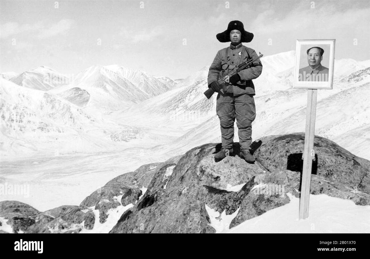 Chine : soldat de l'APL gardant la frontière entre le Xinjiang et l'Afghanistan dans les montagnes du Pamir, avril 1969, au plus fort de la révolution culturelle. Au début des années 1950, Moscou a fourni des conseillers et un soutien financier aux nouveaux dirigeants communistes chinois. Mais après la mort de Joseph Staline en 1953, les relations sino-soviétiques se détériorèrent régulièrement en raison des différences dans l'idéologie et les relations internationales. Les tensions se sont intensifiées en accumulation militaire le long de la frontière sino-soviétique. Après l’éclatement d’affrontements armés entre les forces chinoises et soviétiques le long de la frontière nord-est de la Chine, de nombreux observateurs ont prédit une guerre. Banque D'Images