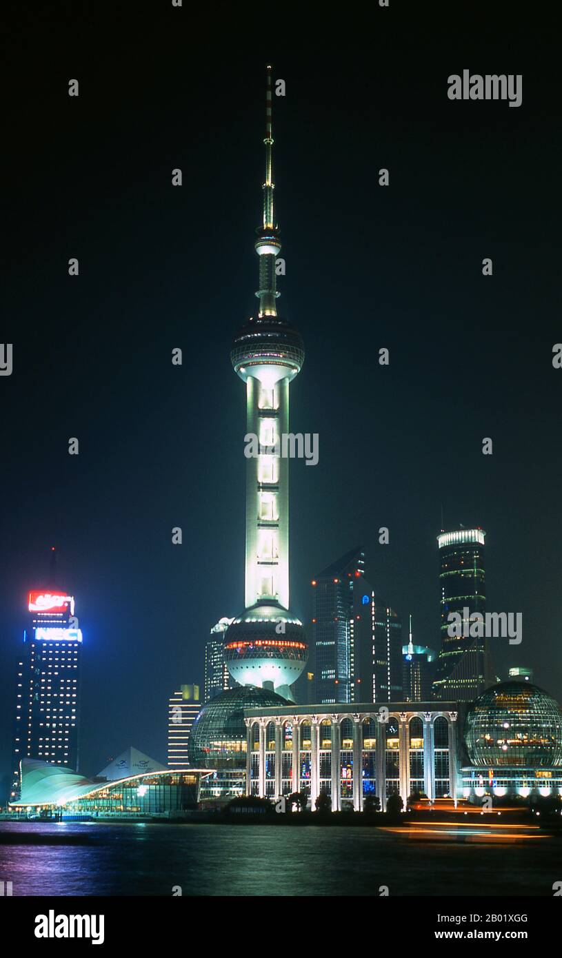 Chine : la Tour de la perle orientale, Lujiazui, Pudong, Shanghai. Shanghai a commencé sa vie comme un village de pêcheurs, et plus tard comme un port recevant des marchandises transportées sur le fleuve Yangzi. À partir de 1842, au lendemain de la première guerre de l’opium, les Britanniques ont ouvert une « concession » à Shanghai où les trafiquants de drogue et autres commerçants pouvaient opérer sans être dérangés. Les Français, les Italiens, les Allemands, les Américains et les Japonais ont tous suivi. Dans les années 1920 et 1930, Shanghai était une ville florissante et un synonyme international de dissipation. Lorsque les communistes ont gagné le pouvoir en 1949, ils ont transformé Shanghai en un modèle de la Révolution. Banque D'Images