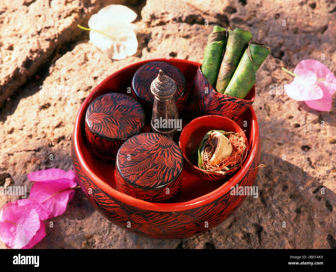 Thaïlande : un ensemble de bétel laqué vieux de près de 100 ans avec pot de chaux argentée de Lampang, dans le nord de la Thaïlande. Le Betel (Piper betle) est la feuille d'une vigne appartenant à la famille des Piperaceae, qui comprend le poivre et le kava. Il est apprécié à la fois comme stimulant doux et pour ses propriétés médicinales. La mastication de noix d'areca est une coutume de plus en plus rare dans le monde moderne. Pourtant, il n'y a pas si longtemps, la noix d'aréca - prise avec la feuille du bétel et la pâte de citron vert - était largement consommée dans toute l'Asie du Sud et du Sud-est par des personnes de toutes les classes sociales, et était considérée comme une partie essentielle de la vie quotidienne. Banque D'Images