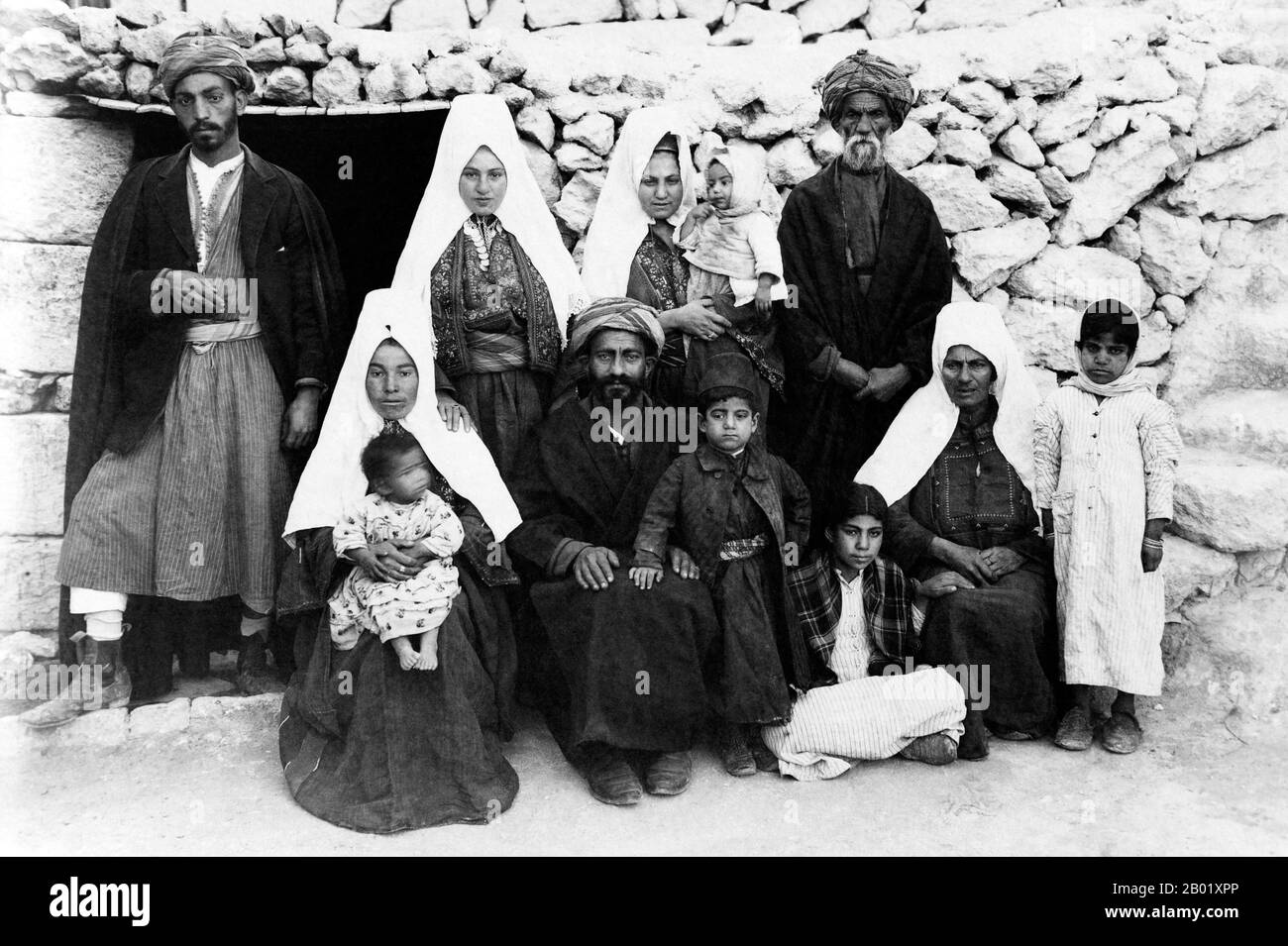 Palestine : une famille palestinienne chrétienne, Bethléem, v. 1898-1914. Palestine est un nom donné à la région géographique entre la mer Méditerranée et le Jourdain. La région est également connue comme la Terre d'Israël, la Terre Sainte et le Levant Sud. En 1832, la Palestine a été conquise par l'Égypte de Muhammad Ali, mais en 1840, la Grande-Bretagne est intervenue et a rendu le contrôle du Levant aux Ottomans en échange de nouvelles capitulations. La fin du XIXe siècle voit le début de l'immigration sioniste et la renaissance de la langue hébraïque. Banque D'Images