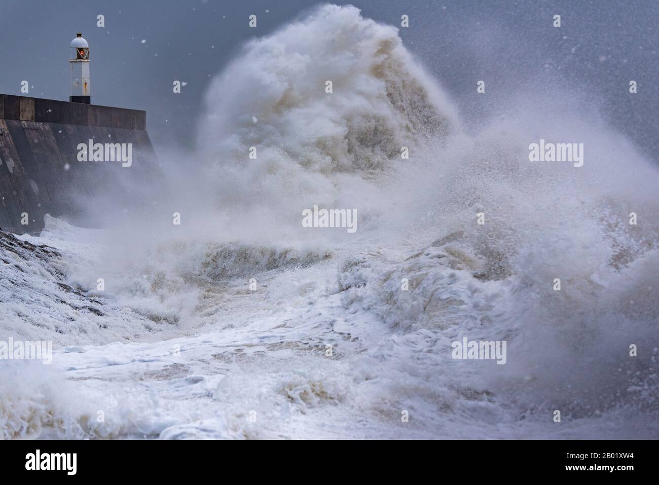 Storm Dennis atteint les vagues Massives de la côte galloise alors que Storm Dennis frappe la côte de Porthcawl au sud du Pays de Galles, au Royaume-Uni Banque D'Images