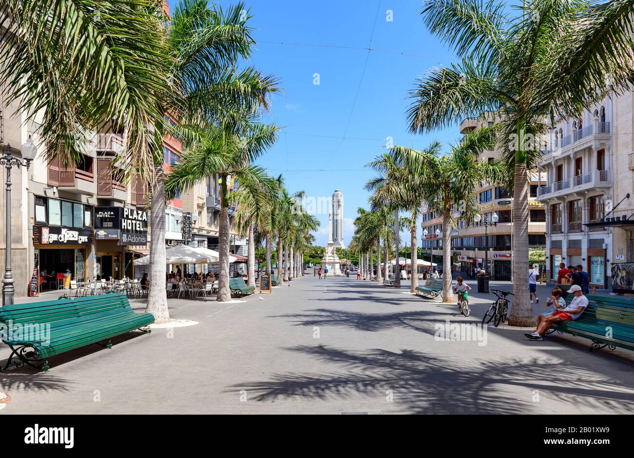 Plaza de la Candelaria. Une pittoresque rue piétonne bordée de palmiers, Santa Cruz de Tenerife, îles Canaries. Banque D'Images