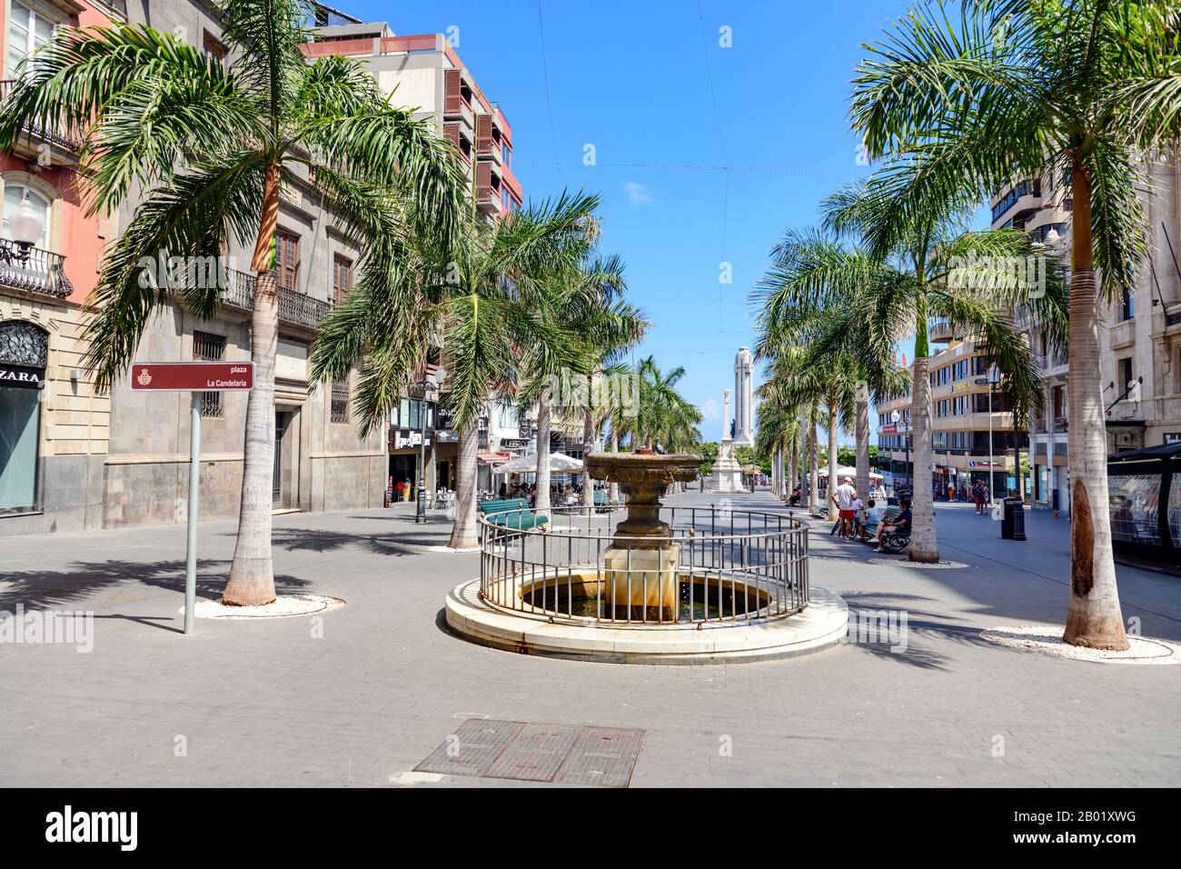 Plaza de la Candelaria. Une pittoresque rue piétonne bordée de palmiers, Santa Cruz de Tenerife, îles Canaries. Banque D'Images