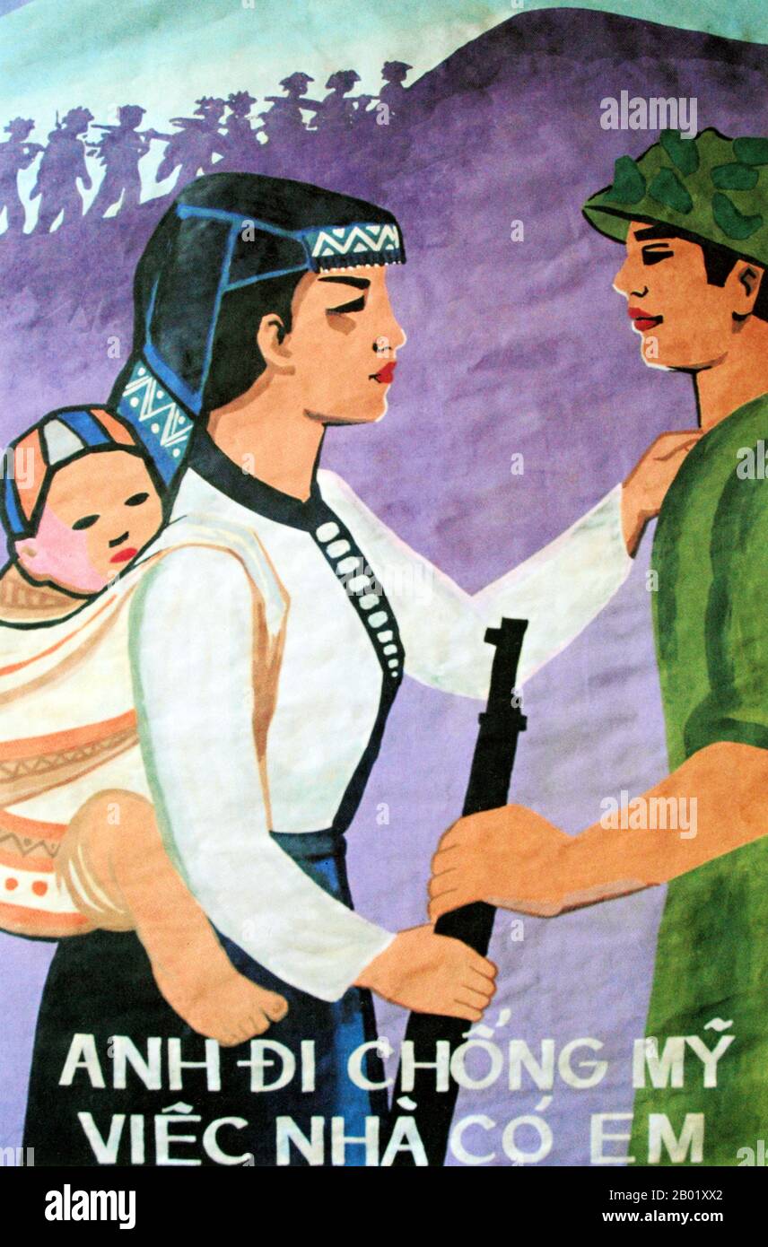 Vietnam : affiche de propagande communiste - "allez combattre les Américains et moi resterons et nous occuperons de la maison". La seconde guerre d'Indochine, connue en Amérique sous le nom de guerre du Vietnam, est un conflit militaire de la guerre froide qui a eu lieu au Vietnam, au Laos et au Cambodge du 1er novembre 1955 à la chute de Saïgon le 30 avril 1975. Cette guerre a suivi la première guerre d'Indochine et a été menée entre le Nord-Vietnam, soutenu par ses alliés communistes, et le gouvernement du Sud-Vietnam, soutenu par les États-Unis et d'autres Nations anti-communistes. Banque D'Images