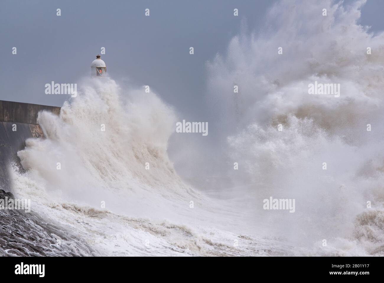Storm Dennis atteint les vagues Massives de la côte galloise alors que Storm Dennis frappe la côte de Porthcawl au sud du Pays de Galles, au Royaume-Uni Banque D'Images