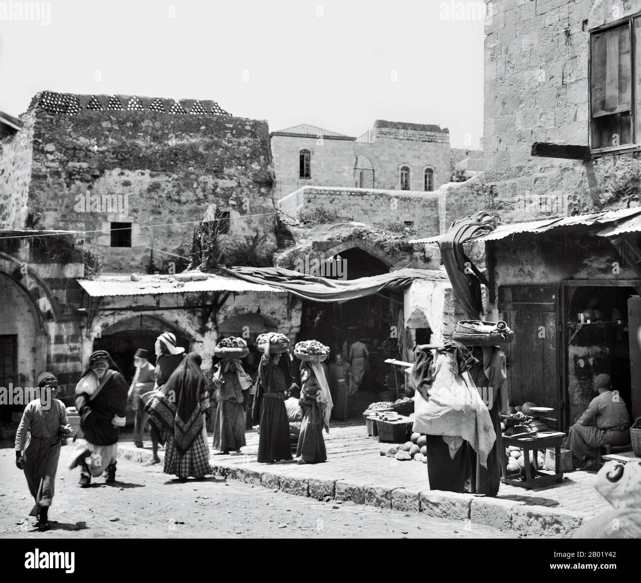 Palestine : les environs de la porte de Damas, Jérusalem (El Kouds/Al-Qods), v. 1898-1914. Palestine est un nom donné à la région géographique entre la mer Méditerranée et le Jourdain. La région est également connue comme la Terre d'Israël, la Terre Sainte et le Levant Sud. En 1832, la Palestine a été conquise par l'Égypte de Muhammad Ali, mais en 1840, la Grande-Bretagne est intervenue et a rendu le contrôle du Levant aux Ottomans en échange de nouvelles capitulations. La fin du XIXe siècle voit le début de l'immigration sioniste et la renaissance de la langue hébraïque. Banque D'Images