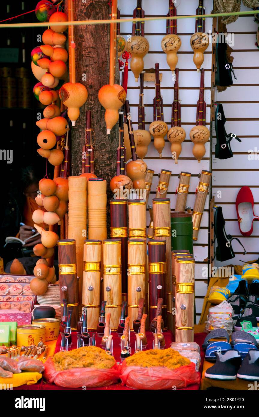 Chine : gourdes à vendre au marché aux oiseaux et aux fleurs dans le vieux quartier musulman sur Jingxing Road au large de Zheng Yi Road, Kunming, province du Yunnan. Construit sur les rives du lac Dian et entouré de montagnes calcaires, Kunming était une importante route commerciale ancienne entre le Tibet, la Chine et l'Asie du Sud-est. La ville, alors appelée Yunnanfu, a souffert des mains du chef rebelle du Wenxiu, le sultan de Dali, qui a attaqué et assiégé la ville à plusieurs reprises entre 1858 et 1868, rasant la plupart des temples bouddhistes de la ville. Banque D'Images