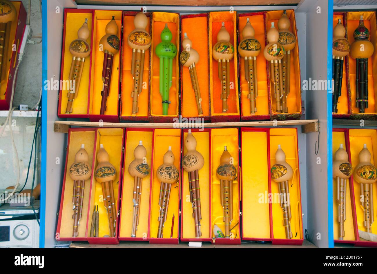 Chine : instruments de gourde à vendre au marché aux oiseaux et aux fleurs dans le vieux quartier musulman sur Jingxing Road au large de Zheng Yi Road, Kunming, province du Yunnan. Construit sur les rives du lac Dian et entouré de montagnes calcaires, Kunming était une importante route commerciale ancienne entre le Tibet, la Chine et l'Asie du Sud-est. La ville, alors appelée Yunnanfu, a souffert des mains du chef rebelle du Wenxiu, le sultan de Dali, qui a attaqué et assiégé la ville à plusieurs reprises entre 1858 et 1868, rasant la plupart des temples bouddhistes de la ville. Banque D'Images