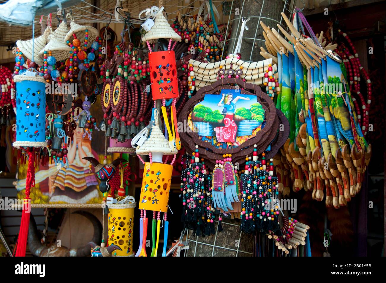 Chine : artisanat à vendre au marché aux oiseaux et aux fleurs dans le vieux quartier musulman sur Jingxing Road au large de Zheng Yi Road, Kunming, province du Yunnan. Construit sur les rives du lac Dian et entouré de montagnes calcaires, Kunming était une importante route commerciale ancienne entre le Tibet, la Chine et l'Asie du Sud-est. La ville, alors appelée Yunnanfu, a souffert des mains du chef rebelle du Wenxiu, le sultan de Dali, qui a attaqué et assiégé la ville à plusieurs reprises entre 1858 et 1868, rasant la plupart des temples bouddhistes de la ville. Banque D'Images