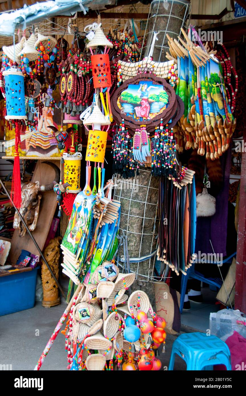 Chine : artisanat à vendre au marché aux oiseaux et aux fleurs dans le vieux quartier musulman sur Jingxing Road au large de Zheng Yi Road, Kunming, province du Yunnan. Construit sur les rives du lac Dian et entouré de montagnes calcaires, Kunming était une importante route commerciale ancienne entre le Tibet, la Chine et l'Asie du Sud-est. La ville, alors appelée Yunnanfu, a souffert des mains du chef rebelle du Wenxiu, le sultan de Dali, qui a attaqué et assiégé la ville à plusieurs reprises entre 1858 et 1868, rasant la plupart des temples bouddhistes de la ville. Banque D'Images