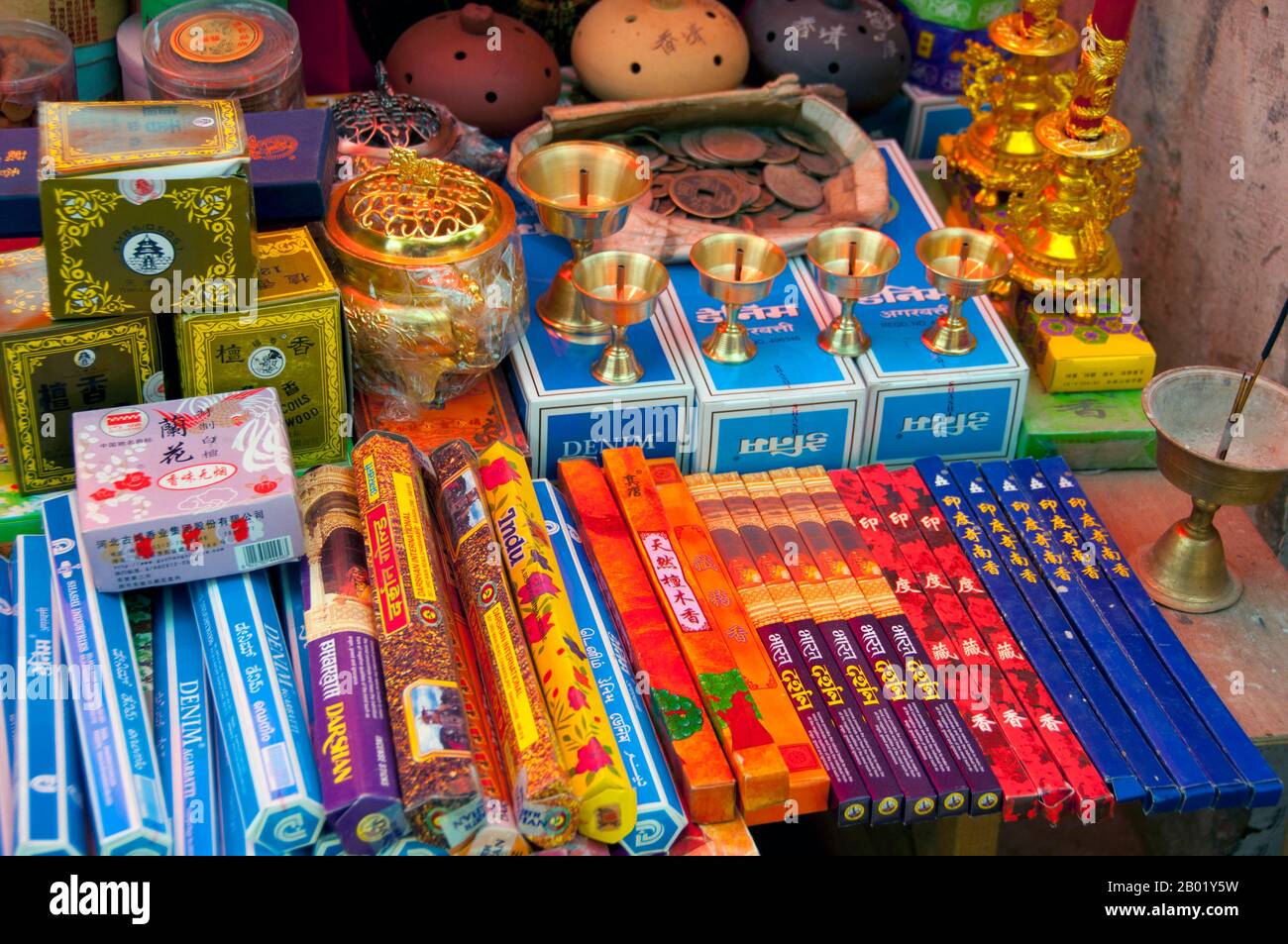 Chine : encens à vendre dans le marché aux oiseaux et aux fleurs dans le vieux quartier musulman sur la route de Jingxing au large de la route de Zheng Yi, Kunming, province du Yunnan. Construit sur les rives du lac Dian et entouré de montagnes calcaires, Kunming était une importante route commerciale ancienne entre le Tibet, la Chine et l'Asie du Sud-est. La ville, alors appelée Yunnanfu, a souffert des mains du chef rebelle du Wenxiu, le sultan de Dali, qui a attaqué et assiégé la ville à plusieurs reprises entre 1858 et 1868, rasant la plupart des temples bouddhistes de la ville. Banque D'Images