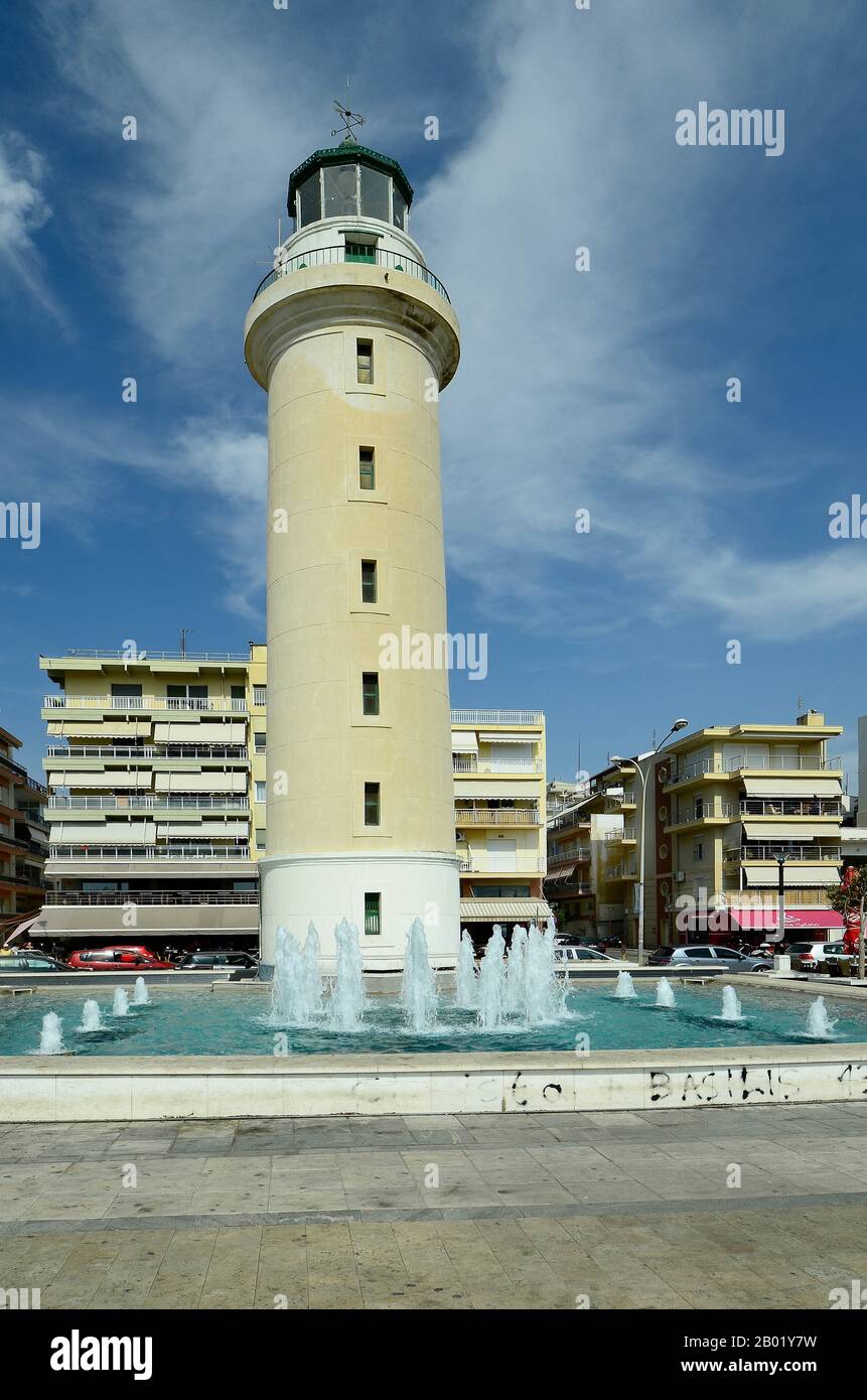 Alexandropolis, Grèce - 18 septembre 2016 : Phare avec fontaine et bâtiment dans la ville d'Eastmacedonia Banque D'Images