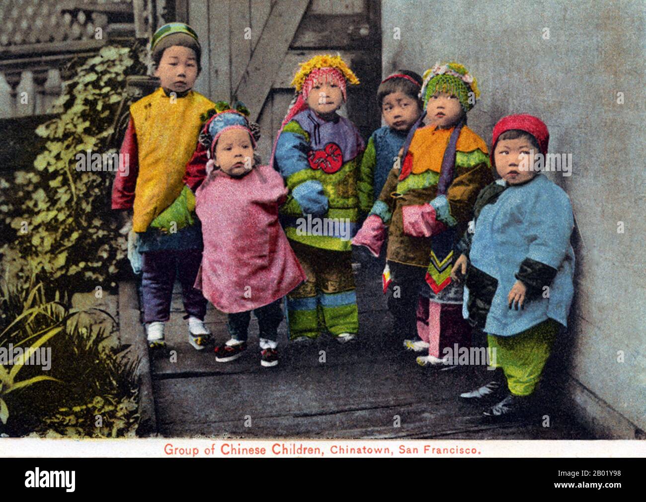 États-Unis : un groupe d'enfants chinois dans le quartier chinois de San Francisco, vers 1915. Le quartier chinois de San Francisco a été le point d'entrée des premiers immigrants chinois hoisanais et Zhongshanais de la province du Guangdong dans le sud de la Chine des années 1850 aux années 1900 La région était la seule région géographique détenue par le gouvernement de la ville et les propriétaires privés qui permettaient aux Chinois d'hériter et d'habiter des logements dans la ville. La majorité de ces commerçants chinois, propriétaires de restaurants et travailleurs embauchés dans le quartier chinois de San Francisco étaient majoritairement des Hoisanais et des hommes. Banque D'Images