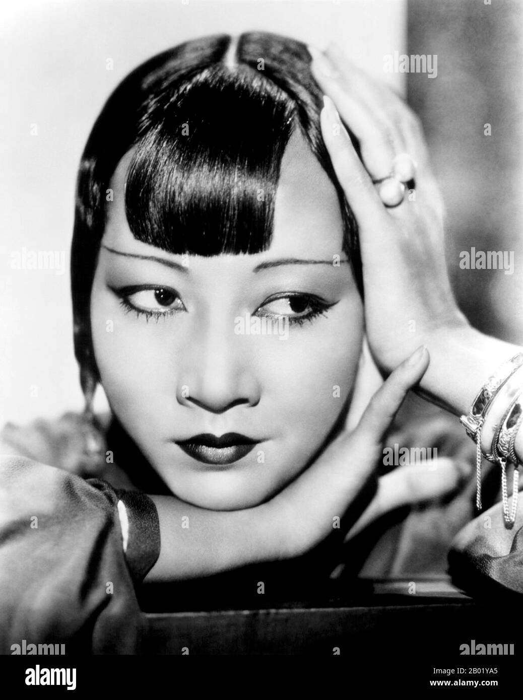 USA : Anna May Wong (3 janvier 1905 - 3 février 1961), star de cinéma sino-américaine. Anna May Wong était une actrice américaine, la première star de cinéma sino-américaine et la première américaine asiatique à devenir une star internationale. Sa longue et variée carrière couvre à la fois le cinéma muet et sonore, la télévision, la scène et la radio. Né près du quartier Chinatown de Los Angeles de parents sino-américains de deuxième génération, Wong est devenu passionné par les films et a commencé à jouer dans des films à un âge précoce. À l'époque du cinéma muet, elle joue dans The Toll of the Sea (1922), l'un des premiers films en couleur. Banque D'Images