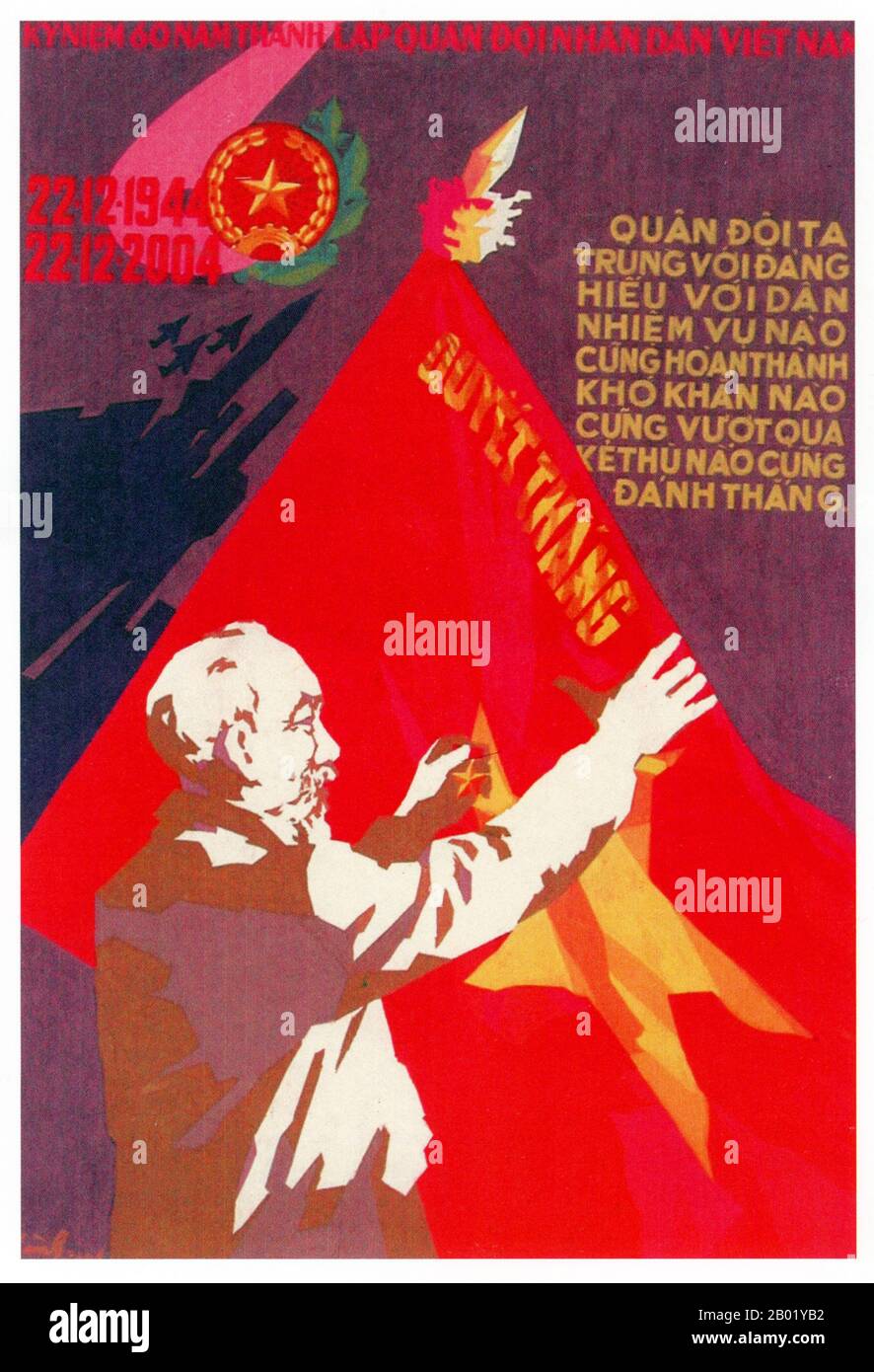 Vietnam : affiche de propagande communiste - 'Ho Chi Minh - 60 ans d'indépendance (1944-2004')', 2004. La seconde guerre d'Indochine, connue en Amérique sous le nom de guerre du Vietnam, est un conflit militaire de la guerre froide qui a eu lieu au Vietnam, au Laos et au Cambodge du 1er novembre 1955 à la chute de Saïgon le 30 avril 1975. Cette guerre a suivi la première guerre d'Indochine et a été menée entre le Nord-Vietnam, soutenu par ses alliés communistes, et le gouvernement du Sud-Vietnam, soutenu par les États-Unis et d'autres Nations anti-communistes. Banque D'Images