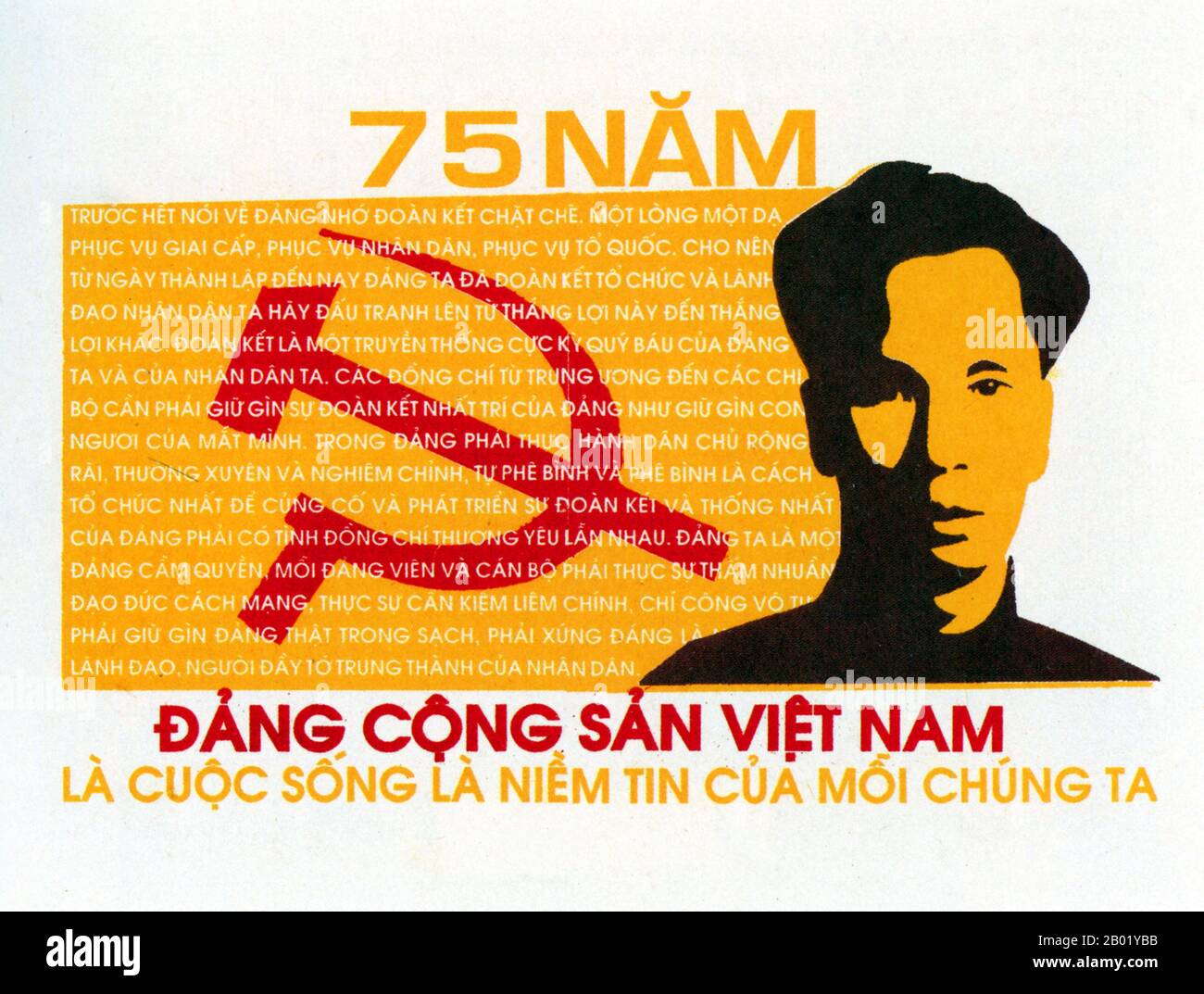 Vietnam : affiche de propagande communiste - "le Parti communiste du Vietnam est ma vie et ma croyance". La seconde guerre d'Indochine, connue en Amérique sous le nom de guerre du Vietnam, est un conflit militaire de la guerre froide qui a eu lieu au Vietnam, au Laos et au Cambodge du 1er novembre 1955 à la chute de Saïgon le 30 avril 1975. Cette guerre a suivi la première guerre d'Indochine et a été menée entre le Nord-Vietnam, soutenu par ses alliés communistes, et le gouvernement du Sud-Vietnam, soutenu par les États-Unis et d'autres Nations anti-communistes. Banque D'Images