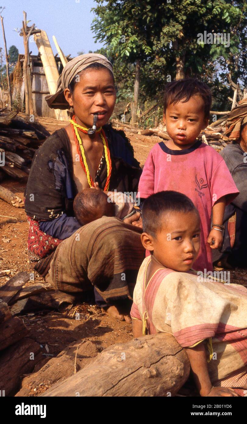 Le peuple Karen ou Kayin (Pwa Ka Nyaw Poe ou Kanyaw in Sgaw Karen et Ploan in Poe Karen; Kariang ou Yang en thaï) est un groupe ethnique sino-tibétain qui vit principalement dans le sud et le sud-est de la Birmanie (Myanmar). Les Karen représentent environ 7 pour cent de la population birmane totale d'environ 50 millions de personnes. Un grand nombre de Karen résident également en Thaïlande, principalement à la frontière entre la Thaïlande et la Birmanie. Les Karen sont souvent confondu avec la Karen rouge (ou Karenni). Un sous-groupe des Karenni, la tribu Padaung de la région frontalière de Birmanie et de Thaïlande, est le meilleur kno Banque D'Images
