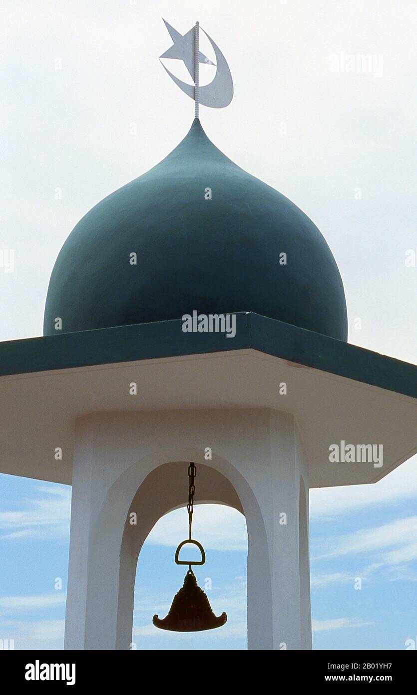 Thaïlande : croissant de lune et un gong thaïlandais du nord dans le minaret de la mosquée Attaqwa, Chiang mai, dans le nord de la Thaïlande. La population musulmane de Chiang mai n'est pas particulièrement nombreuse - selon le recensement de 1980, elle ne représentait que 2,5% du total de la ville - mais elle est réussie, diversifiée et (au moins dans les principaux quartiers musulmans) très perceptible. Quatre zones principales de peuplement musulman sont facilement identifiables par leurs mosquées, leurs restaurants halal, les hommes portant des casquettes de prière et les femmes portant des voiles de tête. Deux de ces zones (Chang Pheuak et Changklan Sud) sont principalement bengali. Banque D'Images
