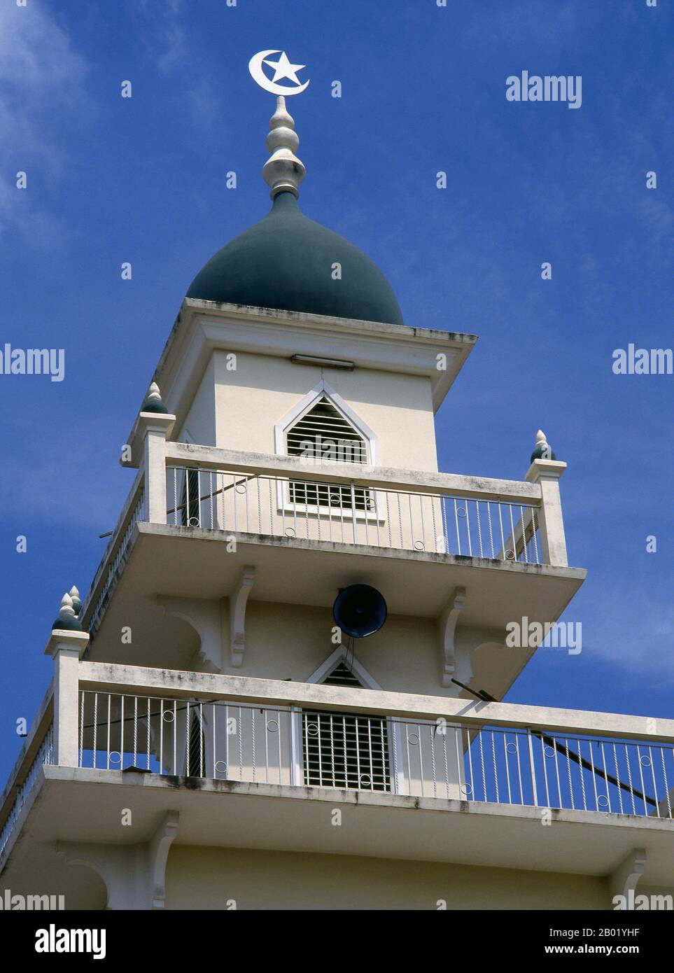 Thaïlande : minaret à la mosquée Ban Chin Haw, Chiang mai, dans le nord de la Thaïlande. La population musulmane de Chiang mai n'est pas particulièrement nombreuse - selon le recensement de 1980, elle ne représentait que 2,5% du total de la ville - mais elle est réussie, diversifiée et (au moins dans les principaux quartiers musulmans) très perceptible. Quatre zones principales de peuplement musulman sont facilement identifiables par leurs mosquées, leurs restaurants halal, les hommes portant des casquettes de prière et les femmes portant des voiles de tête. Deux de ces régions (Chang Pheuak et South Changklan) sont principalement de caractère bengali, ou sud-asiatique. Banque D'Images