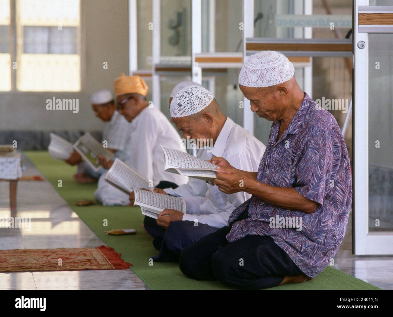 Thaïlande : prières à la mosquée Ban Chin Haw, Chiang mai, dans le nord de la Thaïlande. La population musulmane de Chiang mai n'est pas particulièrement nombreuse - selon le recensement de 1980, elle ne représentait que 2,5% du total de la ville - mais elle est réussie, diversifiée et (au moins dans les principaux quartiers musulmans) très perceptible. Quatre zones principales de peuplement musulman sont facilement identifiables par leurs mosquées, leurs restaurants halal, les hommes portant des casquettes de prière et les femmes portant des voiles de tête. Deux de ces régions (Chang Pheuak et South Changklan) sont principalement de caractère bengali, ou sud-asiatique. Banque D'Images