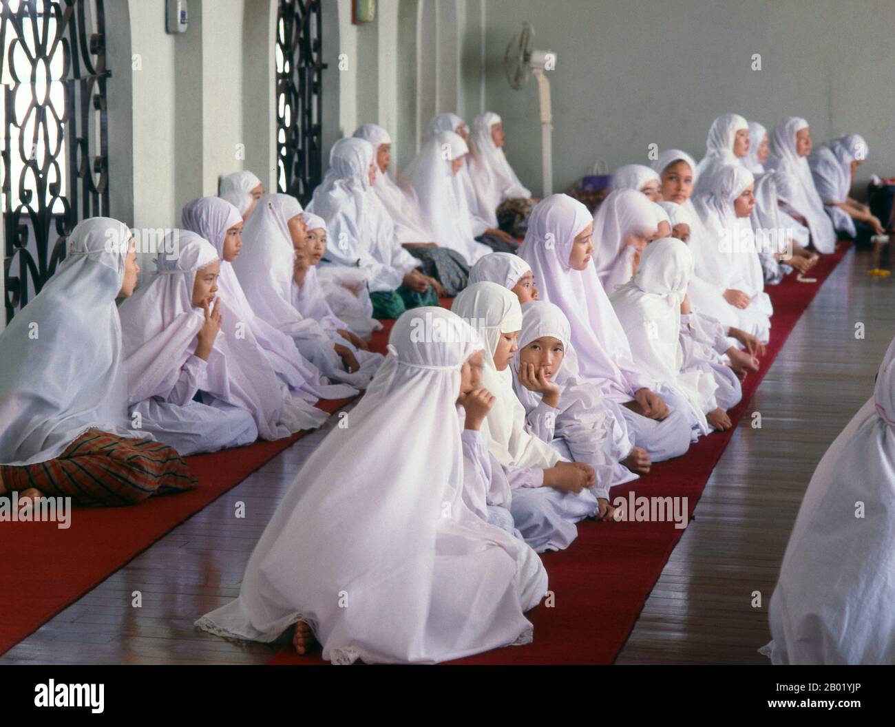 Thaïlande : prières à la mosquée Ban Chin Haw, Chiang mai, dans le nord de la Thaïlande. La population musulmane de Chiang mai n'est pas particulièrement nombreuse - selon le recensement de 1980, elle ne représentait que 2,5% du total de la ville - mais elle est réussie, diversifiée et (au moins dans les principaux quartiers musulmans) très perceptible. Quatre zones principales de peuplement musulman sont facilement identifiables par leurs mosquées, leurs restaurants halal, les hommes portant des casquettes de prière et les femmes portant des voiles de tête. Deux de ces régions (Chang Pheuak et South Changklan) sont principalement de caractère bengali, ou sud-asiatique. Banque D'Images