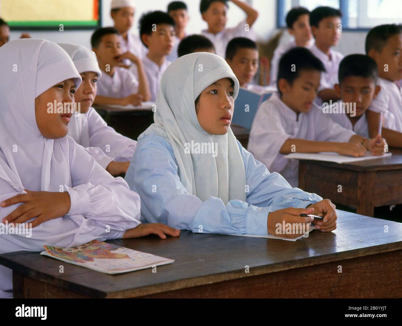 Thaïlande : enfants Chin Haw à l'école Attaqwa rattachée à la mosquée Attaqwa, Chiang mai, dans le nord de la Thaïlande. La population musulmane de Chiang mai n'est pas particulièrement nombreuse - selon le recensement de 1980, elle ne représentait que 2,5% du total de la ville - mais elle est réussie, diversifiée et (au moins dans les principaux quartiers musulmans) très perceptible. Quatre zones principales de peuplement musulman sont facilement identifiables par leurs mosquées, leurs restaurants halal, les hommes portant des casquettes de prière et les femmes portant des voiles de tête. Deux de ces zones (Chang Pheuak et Changklan Sud) sont principalement bengali. Banque D'Images