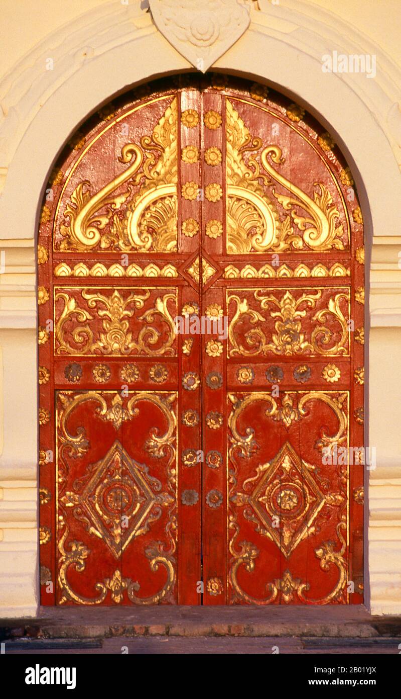 Laos : porte dorée à ce Luang, Vientiane. PHA That Luang, le 'Grand Stupa Sacré' de Vientiane, est l'édifice religieux le plus important du Laos. Il a également une grande signification spirituelle pour le peuple lao, ayant été considéré comme le symbole de l'indépendance et de la souveraineté lao depuis l'époque de LAN Xang, le Royaume des millions d'éléphants, au milieu du XVIe siècle. Selon la légende, Luang a été établi pour la première fois en l'an 236 de l'ère bouddhiste, correspondant à 307 av. J.-C., lorsque cinq moines lao qui avaient étudié en Inde, sont rentrés chez eux portant un sternum du Bouddha. Banque D'Images