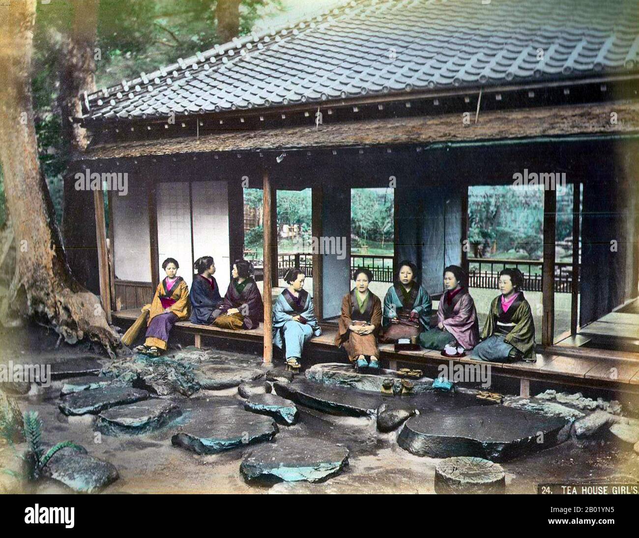 Japon : 'Tea House Girls' dans un pavillon de thé dans un parc, années 1890 La cérémonie du thé japonaise, aussi appelée la voie du thé, est une activité culturelle japonaise impliquant la préparation cérémonielle et la présentation de matcha, thé vert en poudre. En japonais, il est appelé chanoyu ou chadō, sadō. La manière dont il est exécuté, ou l'art de son exécution, est appelé otemae. Le bouddhisme zen a été une influence primordiale dans le développement de la cérémonie du thé. Les rassemblements de thé sont classés comme chakai ou chaji. Banque D'Images