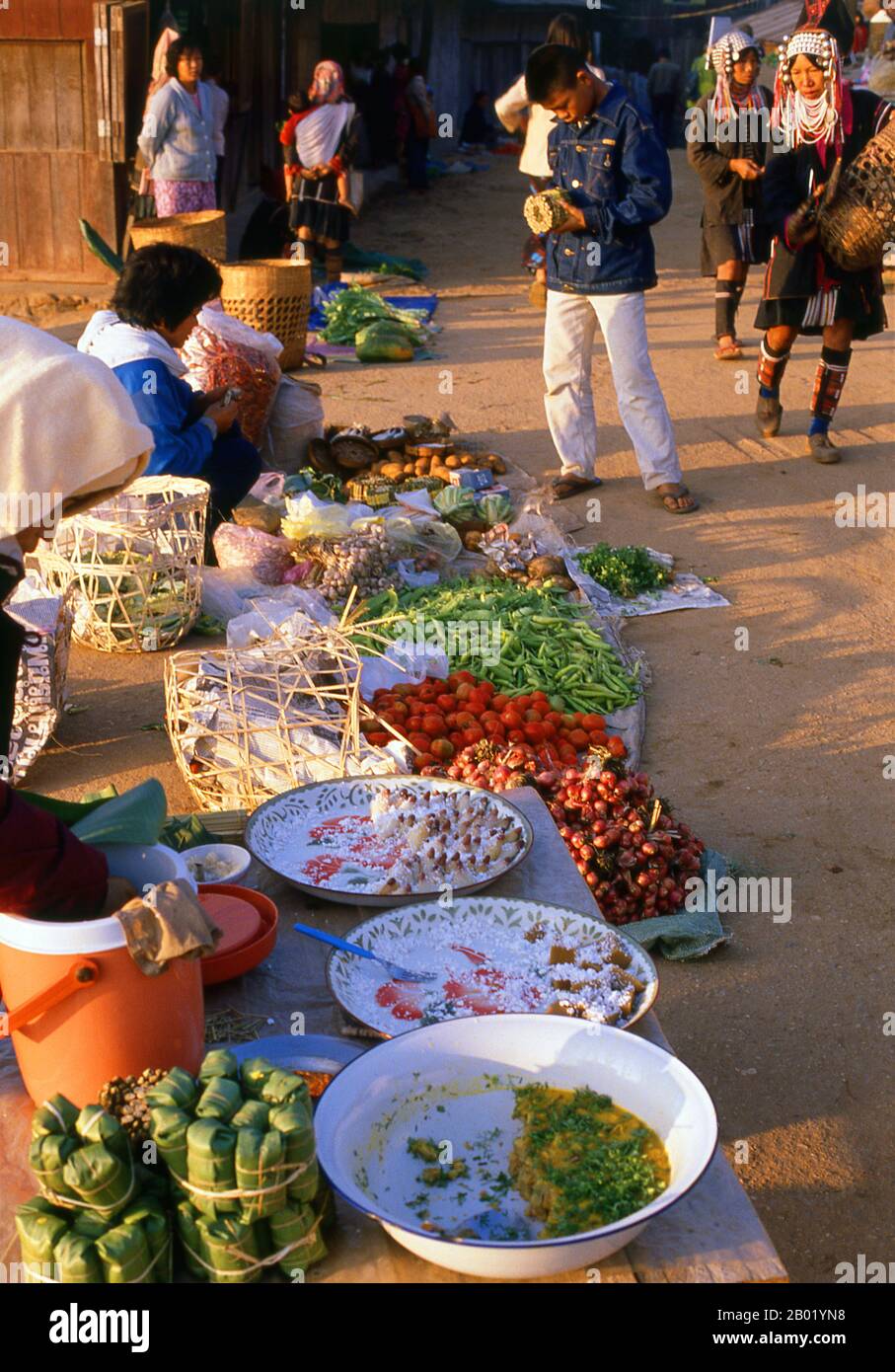 Thaïlande : marché Akha tôt le matin, Doi Mae Salong, province de Chiang Rai. Les muletiers chinois rudes et indomptables connus des Birmans sous le nom de Panthay, et des Thaï et des Lao sous le nom de Haw ou Chin Haw, étaient - et sont généralement encore - les maîtres du Triangle d'Or. Certes, ils étaient d'excellents commerçants, pénétrant dans les confins des territoires interdits tels que les États de Wa, tandis que dans le même temps leurs caravanes mules, chargées de tout, des pierres précieuses et du jade aux poêles d'opium et de cuivre, marchaient jusqu'à Luang Prabang au Laos et Moulmein au Myanmar. Banque D'Images