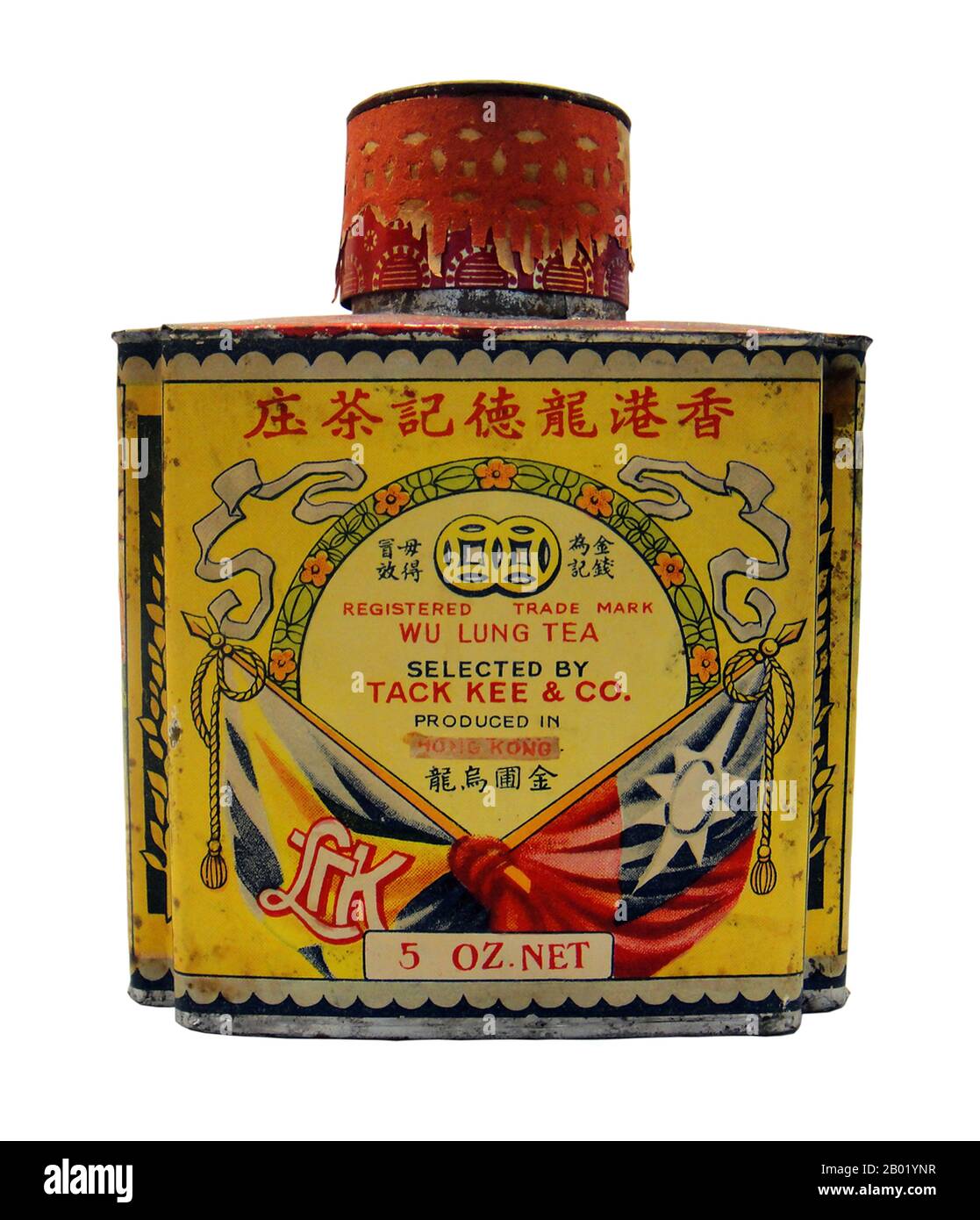 Chine : une boîte vintage de thé Wu Lung (Oolong) produite par Tack Kee and Company, Hong Kong, fin du XIXe siècle. Oolong est un thé chinois traditionnel (Camellia sinensis) produit par un processus unique comprenant le flétrissement sous le soleil fort et l'oxydation avant le curling et la torsion. La plupart des thés oolong, en particulier ceux de qualité supérieure, impliquent des cultivars de plants de thé uniques qui sont exclusivement utilisés pour des variétés particulières. Cette catégorie de thé est particulièrement populaire auprès des connaisseurs de thé du sud de la Chine et des expatriés chinois en Asie du Sud-est. Banque D'Images