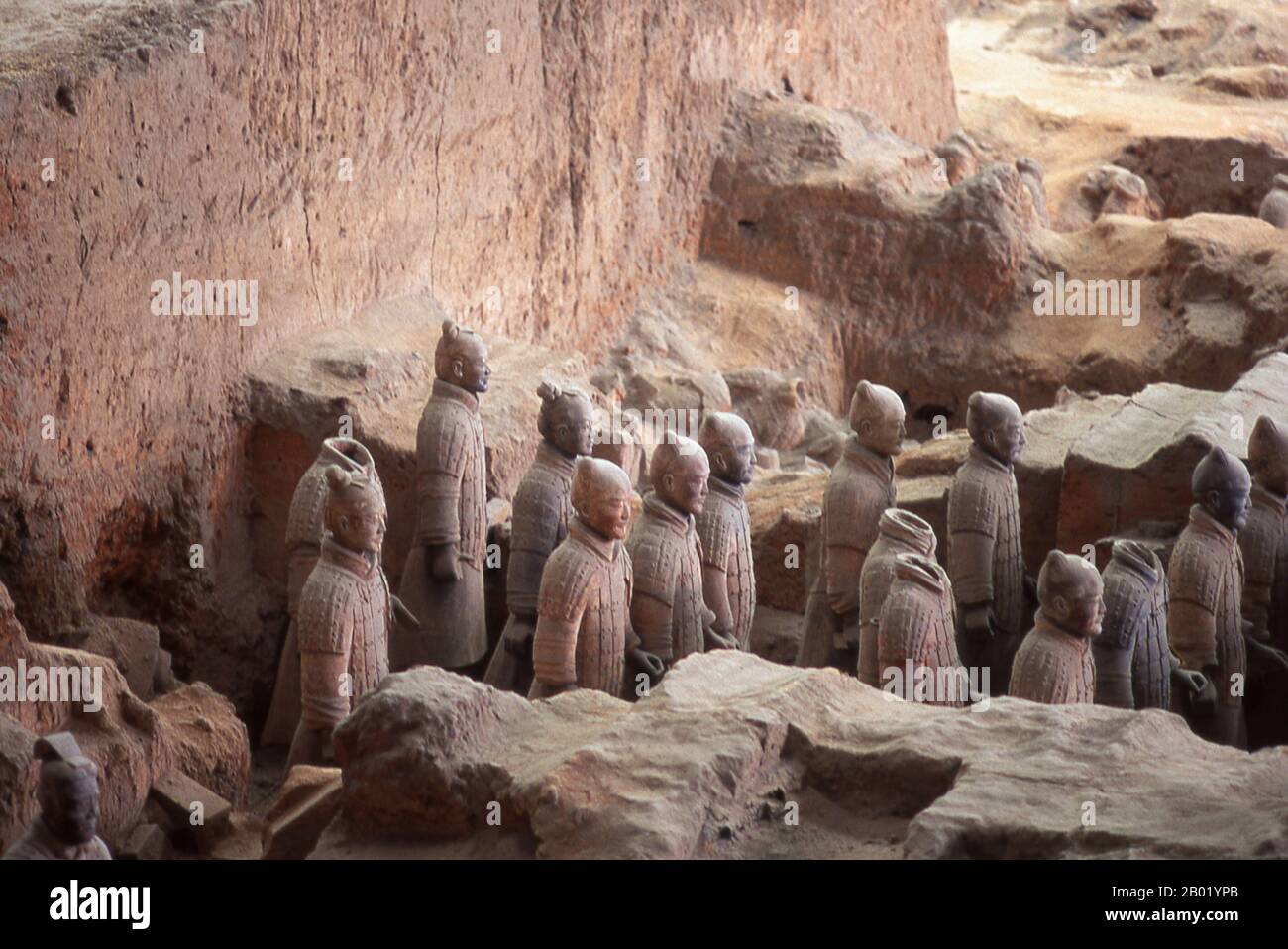 Chine : guerriers de l'armée de terre cuite gardant la tombe de Qin Shi Huang, premier empereur d'une Chine unifiée (R. 246-221 av. J.-C.), près de Xi'an. Lors d'une sécheresse en 1974, les agriculteurs creusant un puits sont tombés sur l'une des découvertes archéologiques les plus étonnantes de l'histoire moderne - les guerriers en terre cuite. L'armée de terre cuite, composée de milliers de soldats, de chevaux et de chars, est restée secrètement en service pendant environ 2 000 ans, gardant le mausolée voisin de Qin Shu Huang/Qin Shi Huangdi, le premier empereur d'une Chine unifiée. Banque D'Images