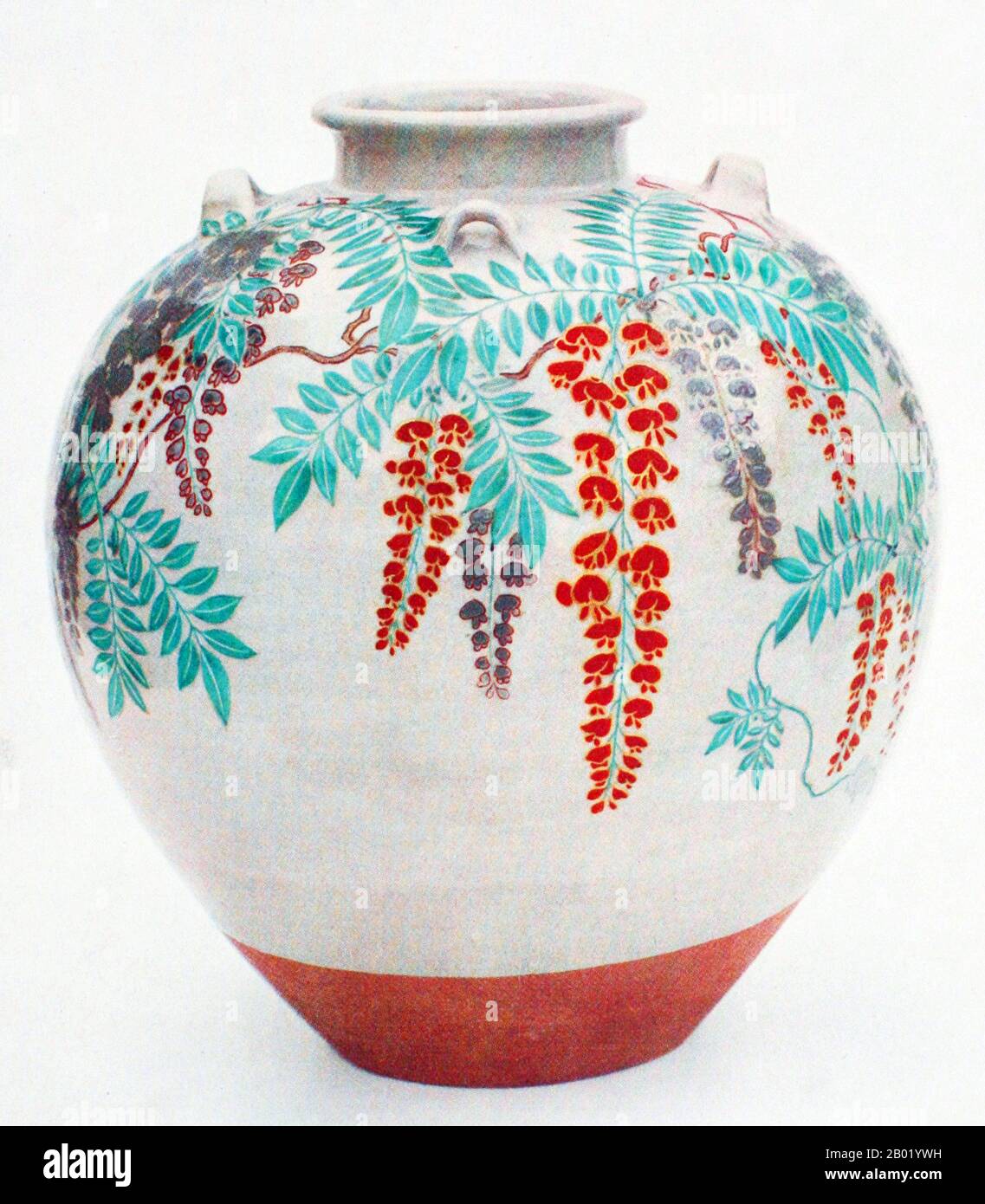 Japon : pot à thé en céramique décoré de fleurs Wisteria. Fabriqué par le potier Nonomura Ninsei, période Edo. Le thé vert est fabriqué uniquement à partir des feuilles de Camellia sinensis qui ont subi une oxydation minimale pendant le traitement. Le thé vert est originaire de Chine et est devenu associé à de nombreuses cultures à travers l'Asie. Il est récemment devenu plus répandu en Occident, où le thé noir est traditionnellement consommé. De nombreuses variétés de thé vert ont été créées dans les pays où elles sont cultivées. Ces variétés peuvent différer considérablement en raison de conditions de croissance variables. Banque D'Images