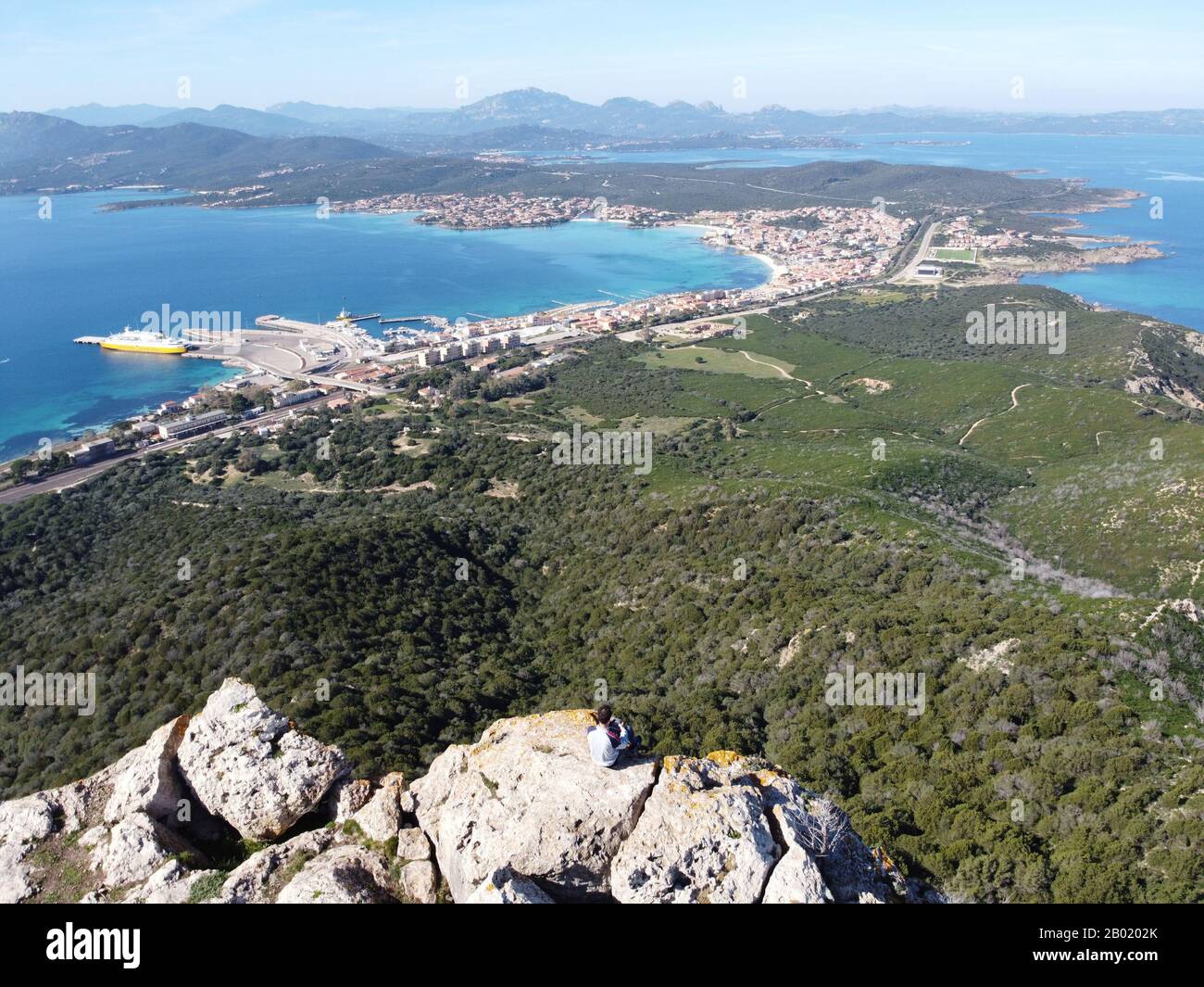 Vue panoramique de monte roiu à Golfo Aranci donnant sur la ville et la magnifique côte Banque D'Images