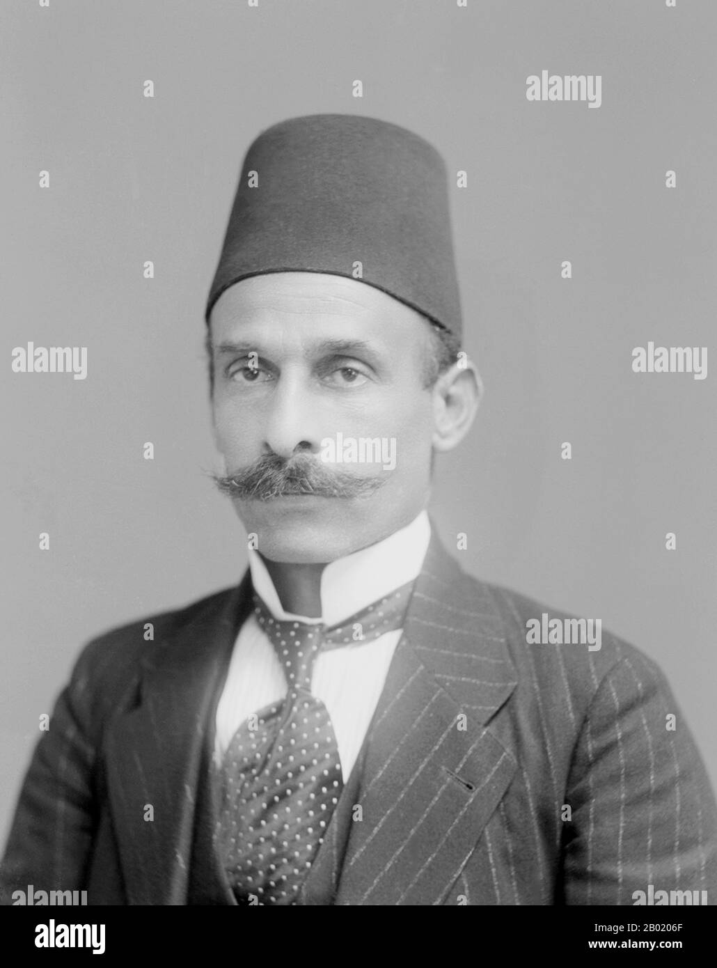 Palestine : Hussein al-Husayni (-1918), maire palestinien de Jérusalem (r.1909-1917) pendant les dernières années de la domination ottomane, c. 1910s. Hussein est né dans l'influente famille arabe Al-Husayni de Jérusalemite, son père ayant précédemment servi comme maire. Sous sa direction, Jérusalem a connu un fort développement, avec de nouvelles routes pavées, des rues plus propres et la construction d'un réseau d'égouts, en partie financé par les communautés juives hors de Palestine. Il a contribué à favoriser la coopération musulmane, juive et chrétienne. Il meurt en janvier 1918, quelques semaines après avoir rendu Jérusalem aux Alliés. Banque D'Images