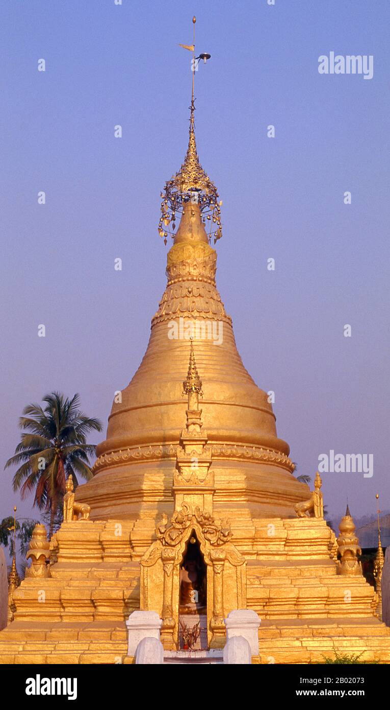 Thaïlande : le chedi principal à Wat Uthayarom (Jong Sung), Mae Sariang, province de Mae Hong son, nord de la Thaïlande. Mae Sariang est une petite ville et un district (Amphoe) le long de la rivière Yuam dans la province de Mae Hong son, au nord de la Thaïlande, le long de la frontière avec le Myanmar. Les zones autour de Mae Sariang sont montagneuses et boisées. La ville a de nombreux liens avec le Myanmar, tels que son architecture et une grande population de musulmans birmans. Banque D'Images