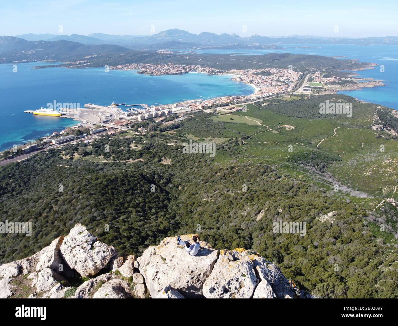 Vue panoramique de monte roiu à Golfo Aranci donnant sur la ville et la magnifique côte Banque D'Images