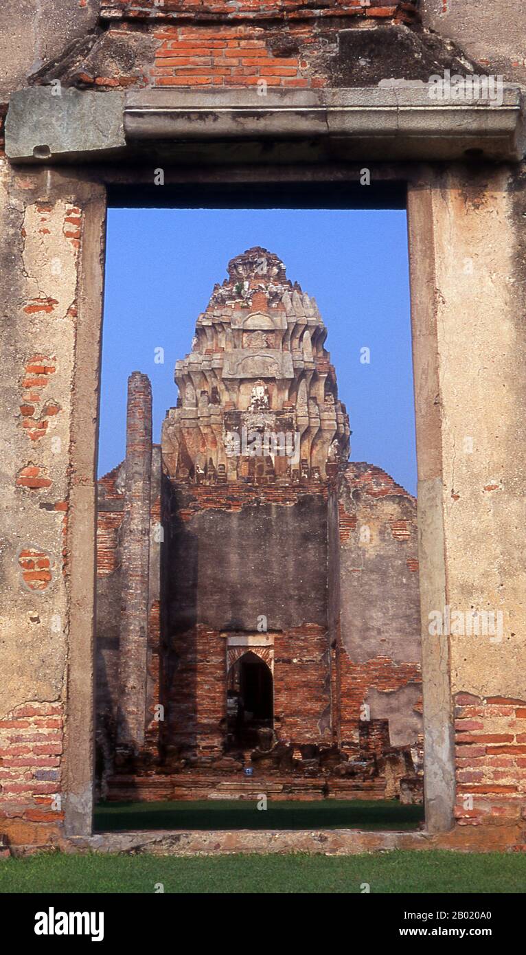 Thaïlande : ruines du XIIe siècle de Wat Phra si Ratana Mahathat, Lopburi. La vieille ville de Lopburi remonte à l'ère Dvaravati (6ème-13ème siècle). Il était à l'origine connu sous le nom de Lavo ou Lavapura. Après la fondation du Royaume d'Ayutthaya au XVe siècle, Lopburi était un bastion des dirigeants d'Ayutthaya. Elle devint plus tard une nouvelle capitale royale sous le règne du roi Narai le Grand du Royaume d'Ayutthaya au milieu du XVIIe siècle. Le roi resta ici environ huit mois par an. Aujourd'hui, Lopburi est réputée pour ses macaques mangeurs de crabes qui vivent au milieu des ruines du temple khmer. Banque D'Images