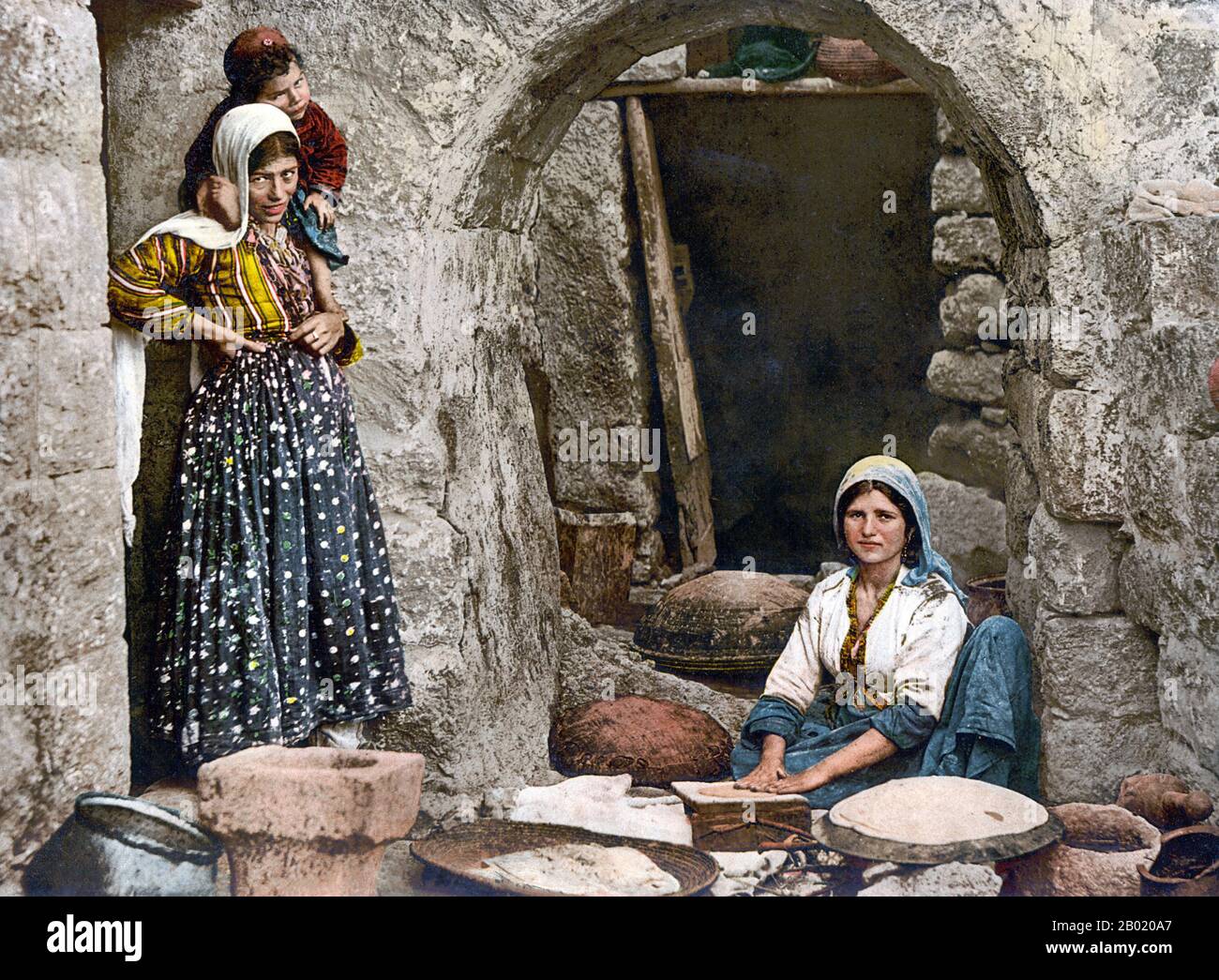 Palestine : des femmes palestiniennes pétrissent de la pâte pour faire du pain, Jéricho. Photo de Félix Bonfils, v. 1880. Palestine est un nom donné à la région géographique entre la mer Méditerranée et le Jourdain. La région est également connue comme la Terre d'Israël (Eretz-Yisra'el), la Terre Sainte et le Levant Sud. En 1832, la Palestine a été conquise par l'Égypte de Muhammad Ali, mais en 1840, la Grande-Bretagne est intervenue et a rendu le contrôle du Levant aux Ottomans en échange de nouvelles capitulations. La fin du XIXe siècle voit le début de l'immigration sioniste et le renouveau de la langue hébraïque. Banque D'Images