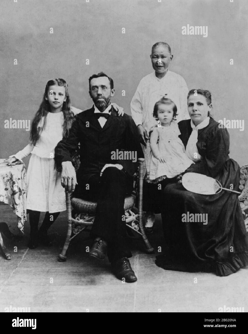 USA/Chine : la famille Sydenstricker avec Pearl S. Buck (à gauche, 8 ans), Absalom Sydenstricker, Grace Sydenstricker (bébé), carie Stulting Sydenstricker et Wang Amah (à l'arrière), probablement à Zhenjiang, vers 1900. Pearl Buck (1892-1973) est née à Hillsboro, Virginie-occidentale, de Caroline Stulting et Absalom Sydenstricker. Ses parents, missionnaires presbytériens du Sud, se rendent en Chine peu après leur mariage le 8 juillet 1880, mais retournent aux États-Unis pour la naissance de Pearl. Lorsque Pearl a trois mois, la famille retourne en Chine pour être stationnée d'abord à Zhenjiang. Banque D'Images