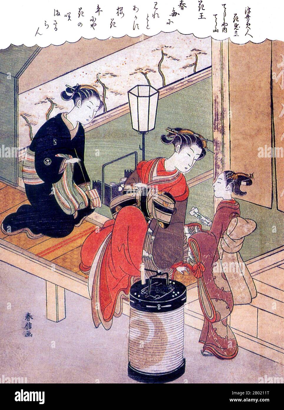 Japon : 'Mitate-e représentant la courtisane Chojiya-uchi Chozan avec son jeune serviteur (kamuro) et son ami se préparant à fumer, avec poème'. Gravure sur bois ukiyo-e de Suzuki Harunobu (1724-1770), v. 1765. Suzuki Harunobu était un artiste japonais de gravure sur bois, l'un des plus célèbres dans le style Ukiyo-e. Il a été un innovateur, le premier à produire des tirages en couleurs (nishiki-e) en 1765, rendant obsolètes les anciens modes de tirages en deux et trois couleurs. Harunobu utilisa de nombreuses techniques spéciales et dépeignit une grande variété de sujets, des poèmes classiques aux beautés contemporaines (bijin, bijin-GA). Banque D'Images