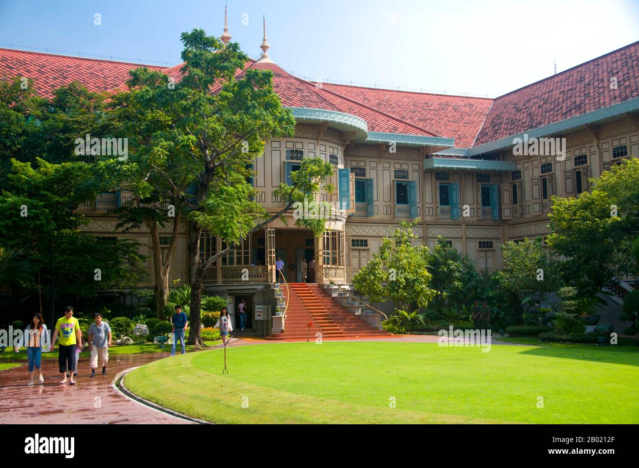 Le Vimanmek Mansion est un ancien palais royal et est également connu sous le nom de Vimanmek Teak Mansion ou Vimanmek Palace. Vimanmek Mansion a été construit en 1900 par le roi Rama V (roi Chulalongkorn) en ayant la résidence Munthatu Rattanaroj à Chuthathhuj Rachatha à Ko Sichang, Chonburi, démonté et remonté à Dusit Garden. Il a été achevé le 27 mars 1901 et utilisé comme palais royal par le roi Rama V pendant cinq ans. En 1982, la reine Sirikit a demandé la permission du roi Rama IX (Bhumibol Adulyadej) de rénover le palais Vimanmek pour l'utiliser comme musée pour commémorer le roi Rama V en présentant ses photos, pe Banque D'Images