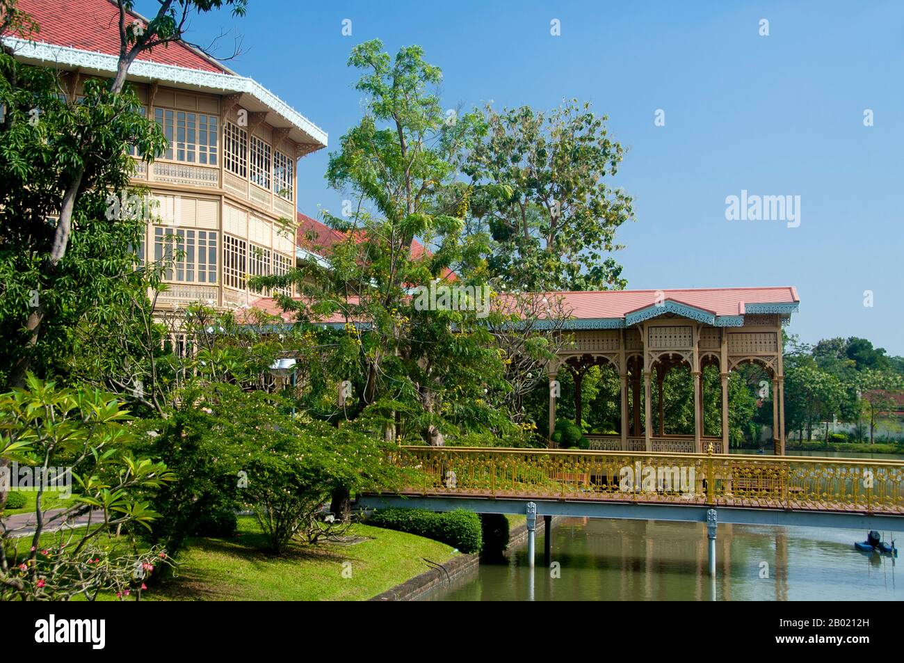 Thaïlande : Hôtel Vimanmek, Parc Dusit, Bangkok. Le manoir de Vimanmek est un ancien palais royal, également connu sous le nom de manoir de Vimanmek ou Palais de Vimanmek. La résidence Vimanmek a été construite en 1900 par le roi Rama V (le roi Chulalongkorn) en faisant démonter et remonter la résidence Munthatu Rattanaroj à Chuthathuj Rachathan à Ko Sichang, Chonburi, dans le jardin Dusit. Il a été achevé le 27 mars 1901 et utilisé comme palais royal par le roi Rama V pendant cinq ans. En 1982, la reine Sirikit demande la permission du roi Rama IX (Bhumibol Adulyadej) de rénover le Palais Vimanmek pour l'utiliser comme musée. Banque D'Images